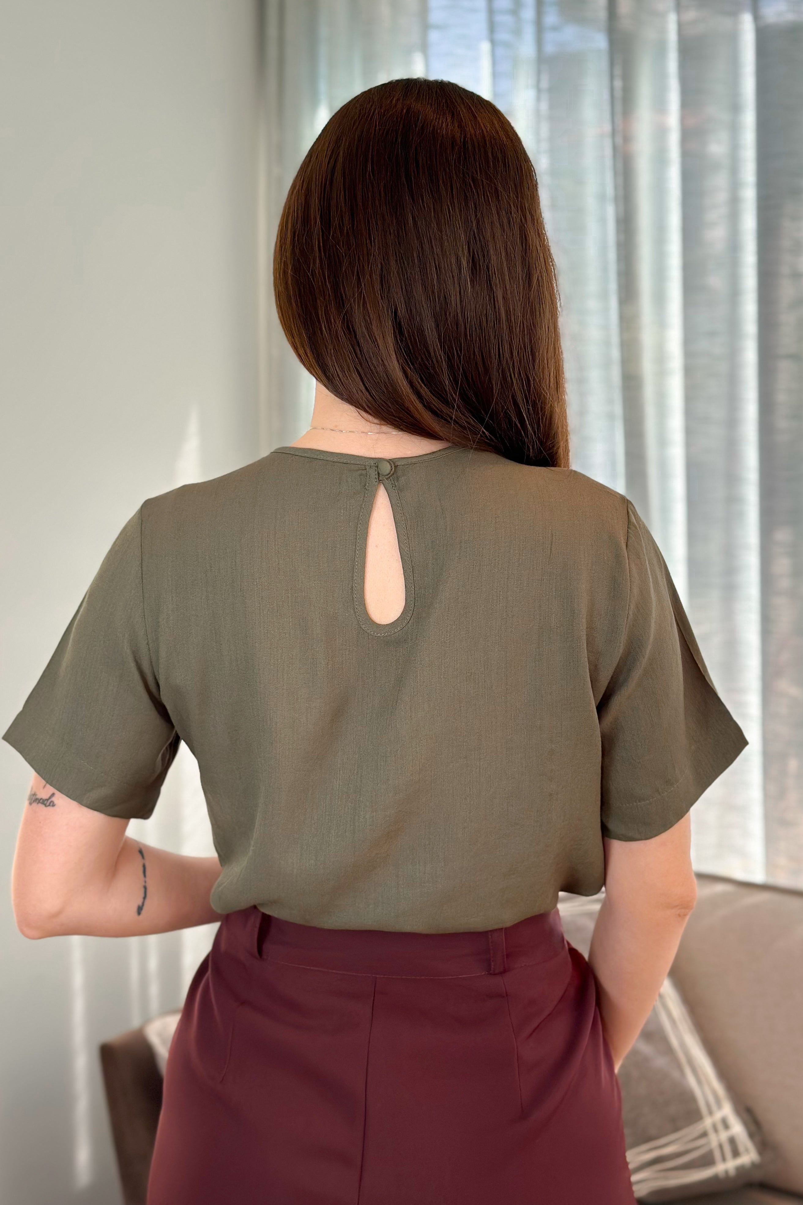 Blusa Manga Curta Detalhe Assimétrico Catarina Verde Militar