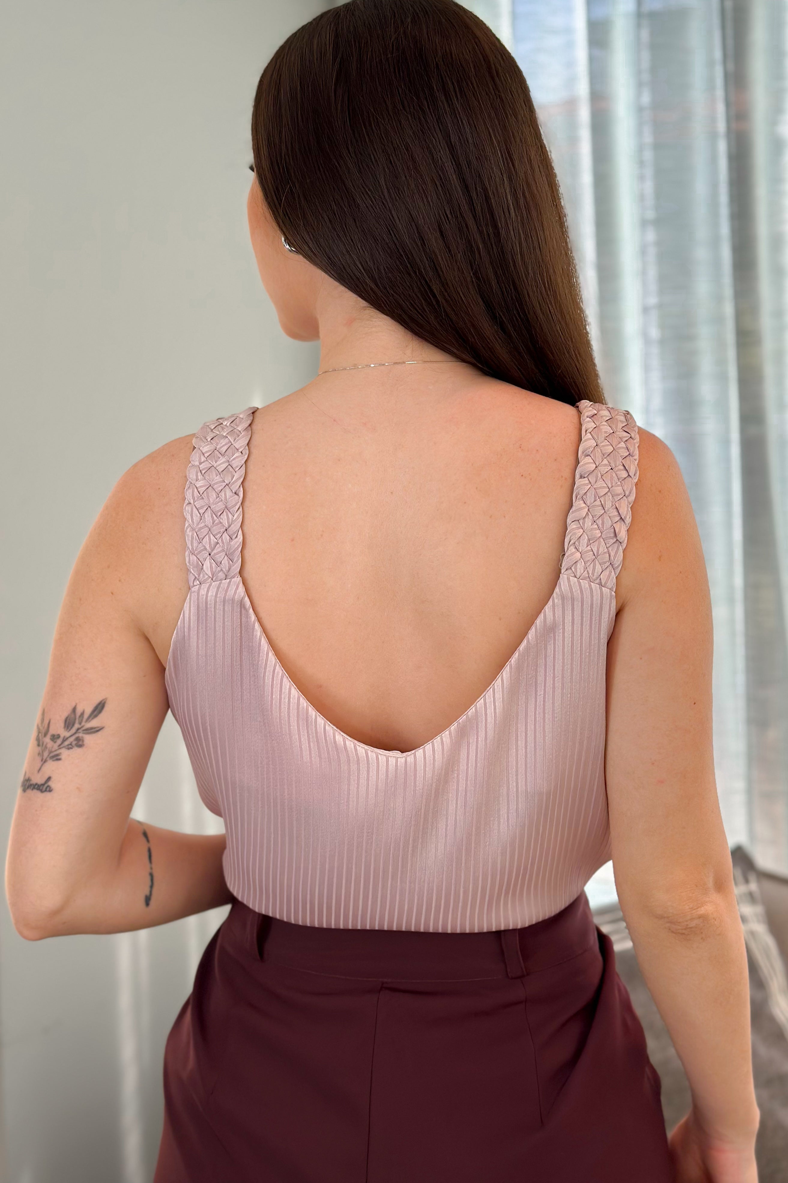 Blusa Regata Crepe Acetinado Detalhe Alça Trançada Beatriz Rose