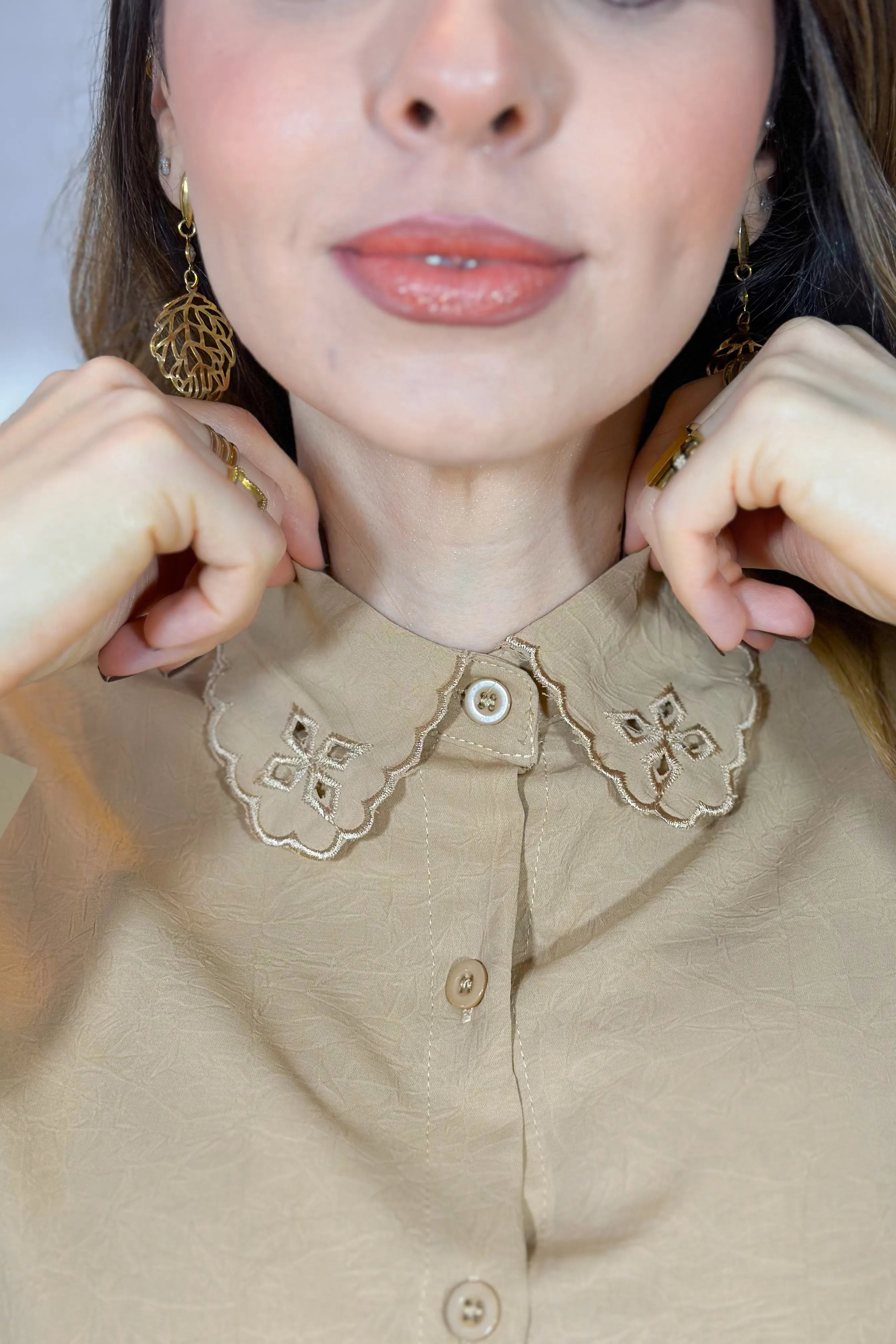 Camisa Manga Longa Detalhe Bordado Gola Clara Bege