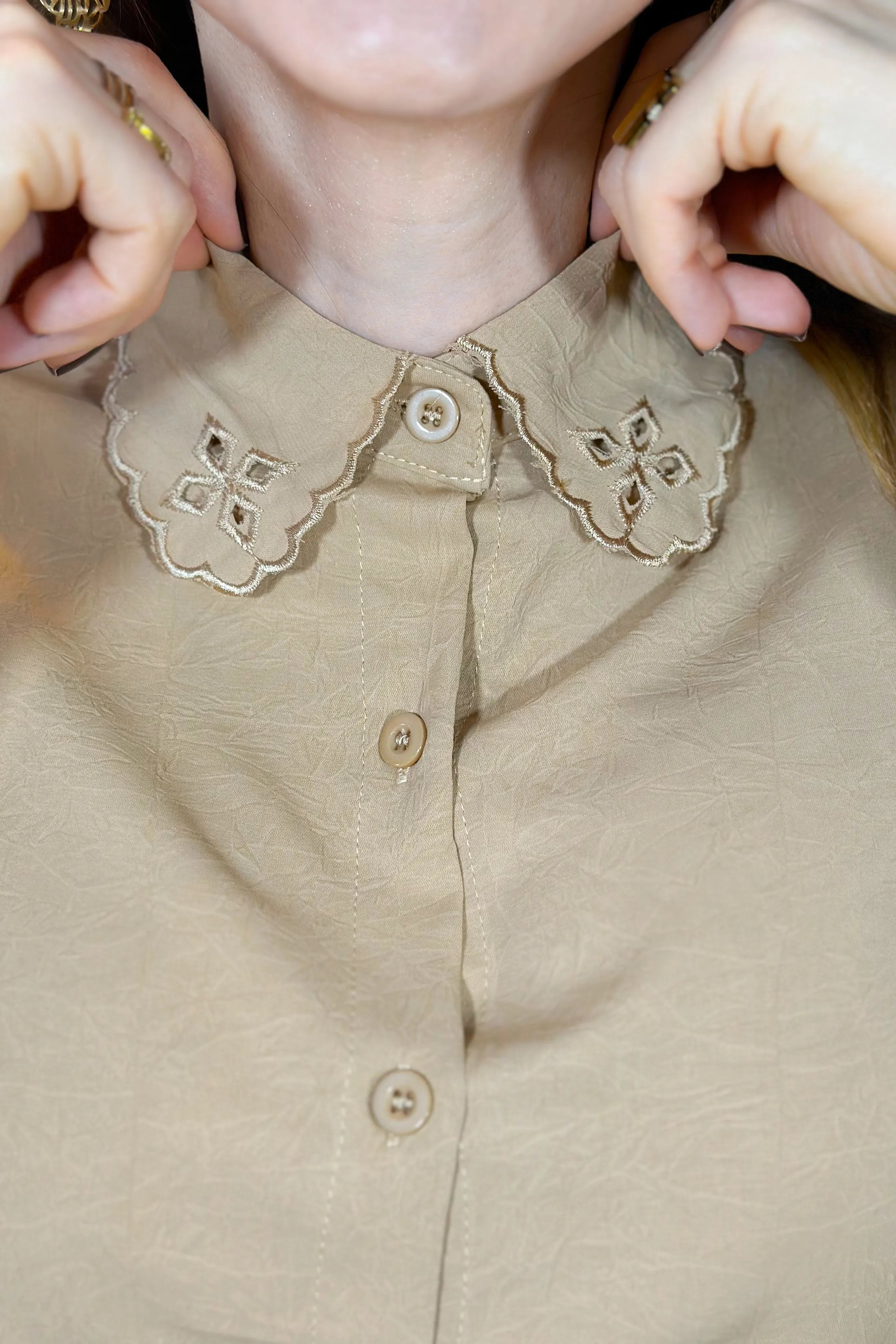 Camisa Manga Longa Detalhe Bordado Gola Clara Bege