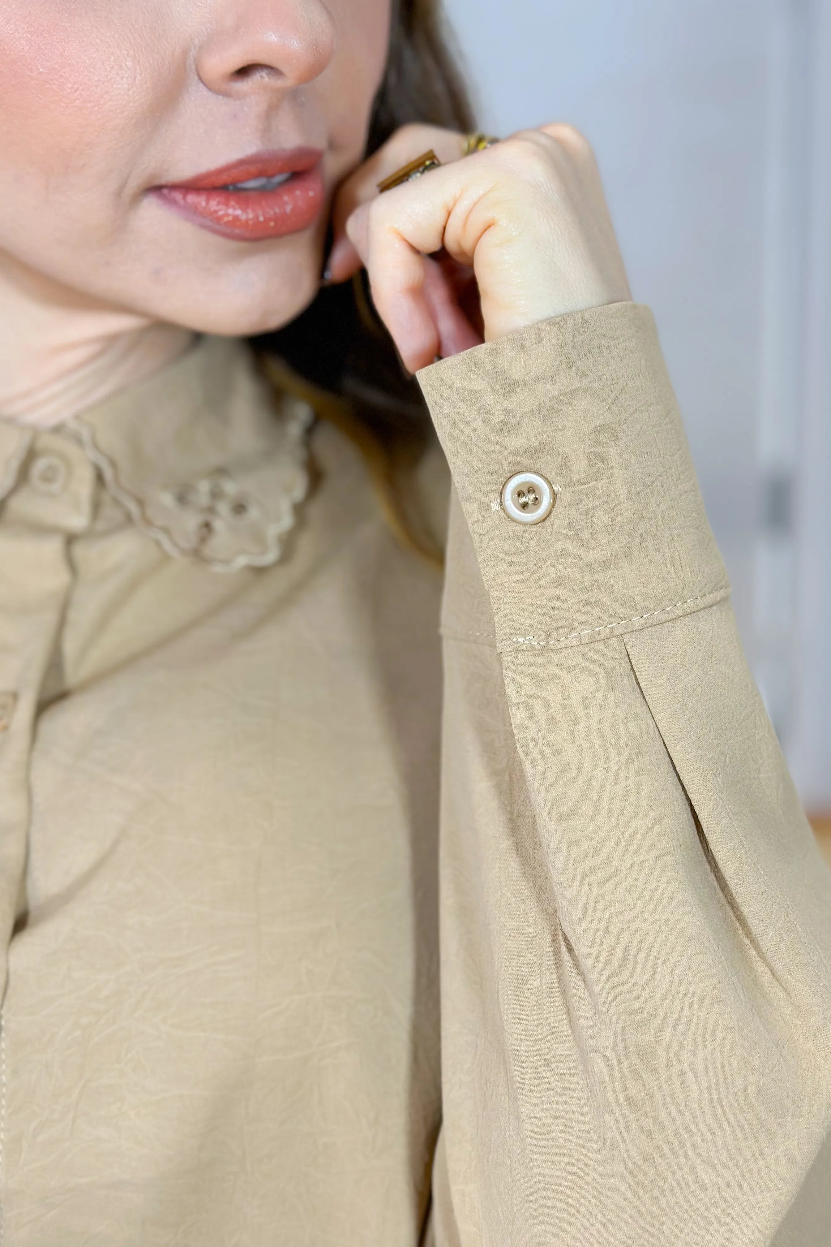Camisa Manga Longa Detalhe Bordado Gola Clara Bege