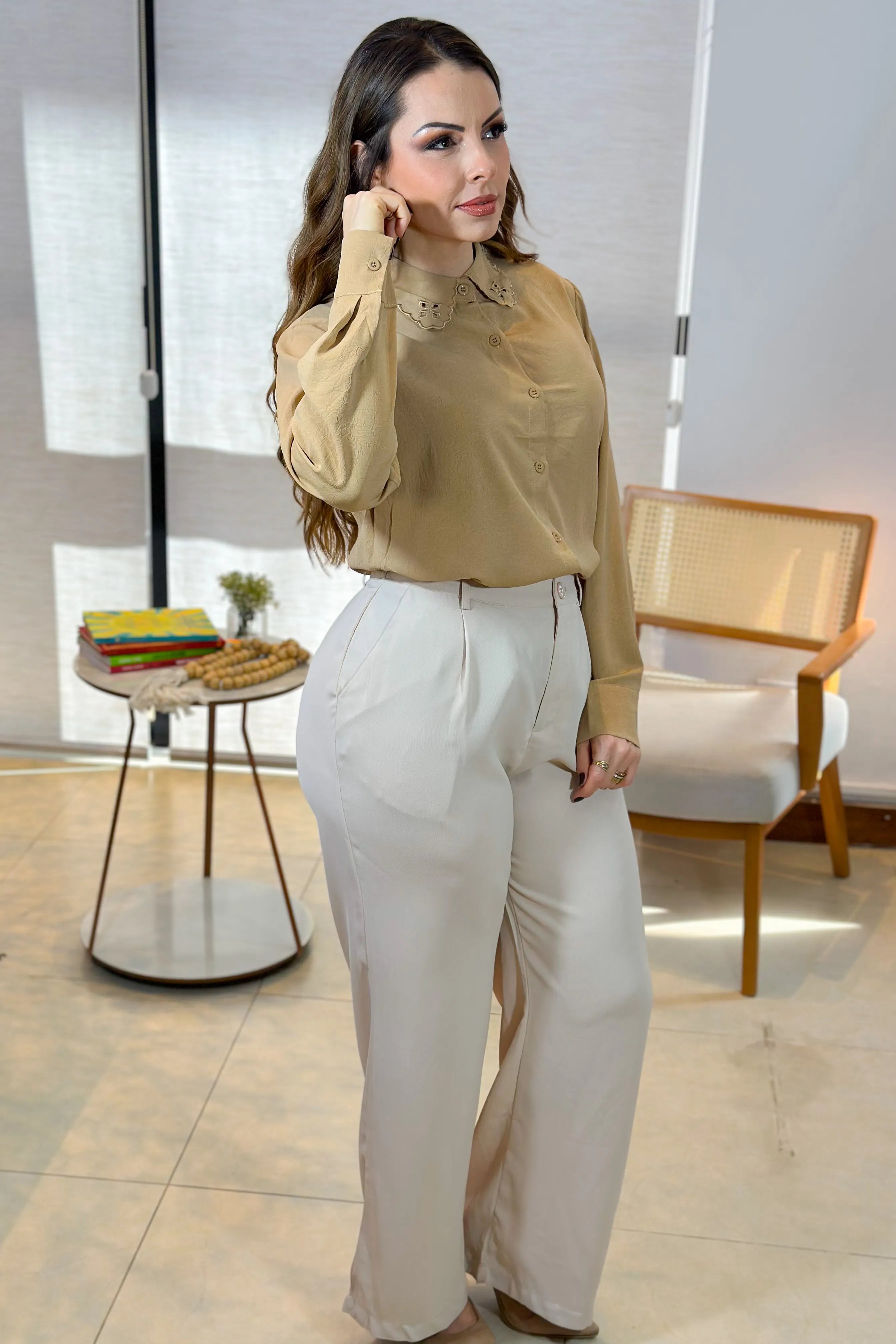 Camisa Manga Longa Detalhe Bordado Gola Clara Bege
