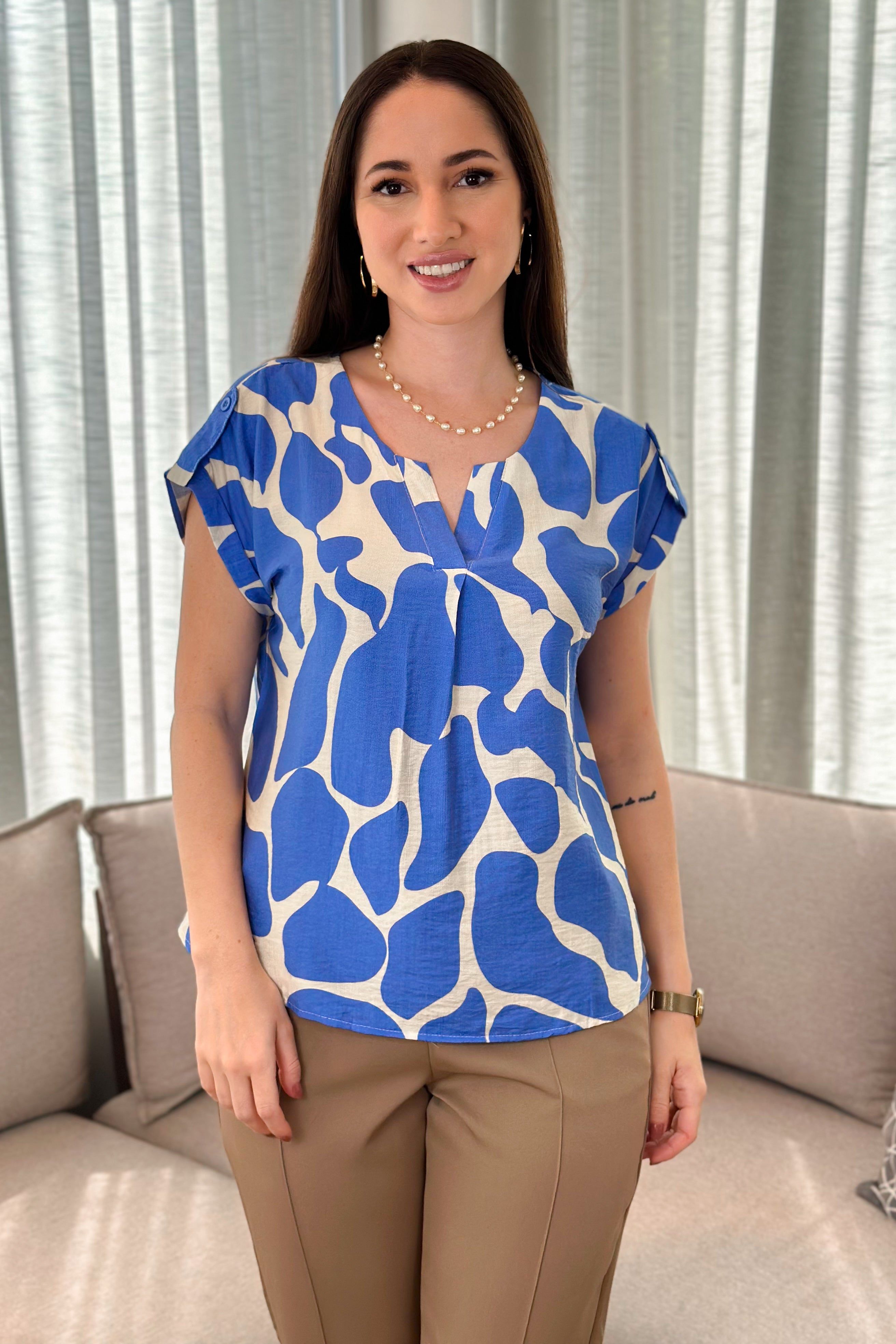 Blusa Manga Curta Decote "V" Detalhe Ombro Dulce Estampada Azul