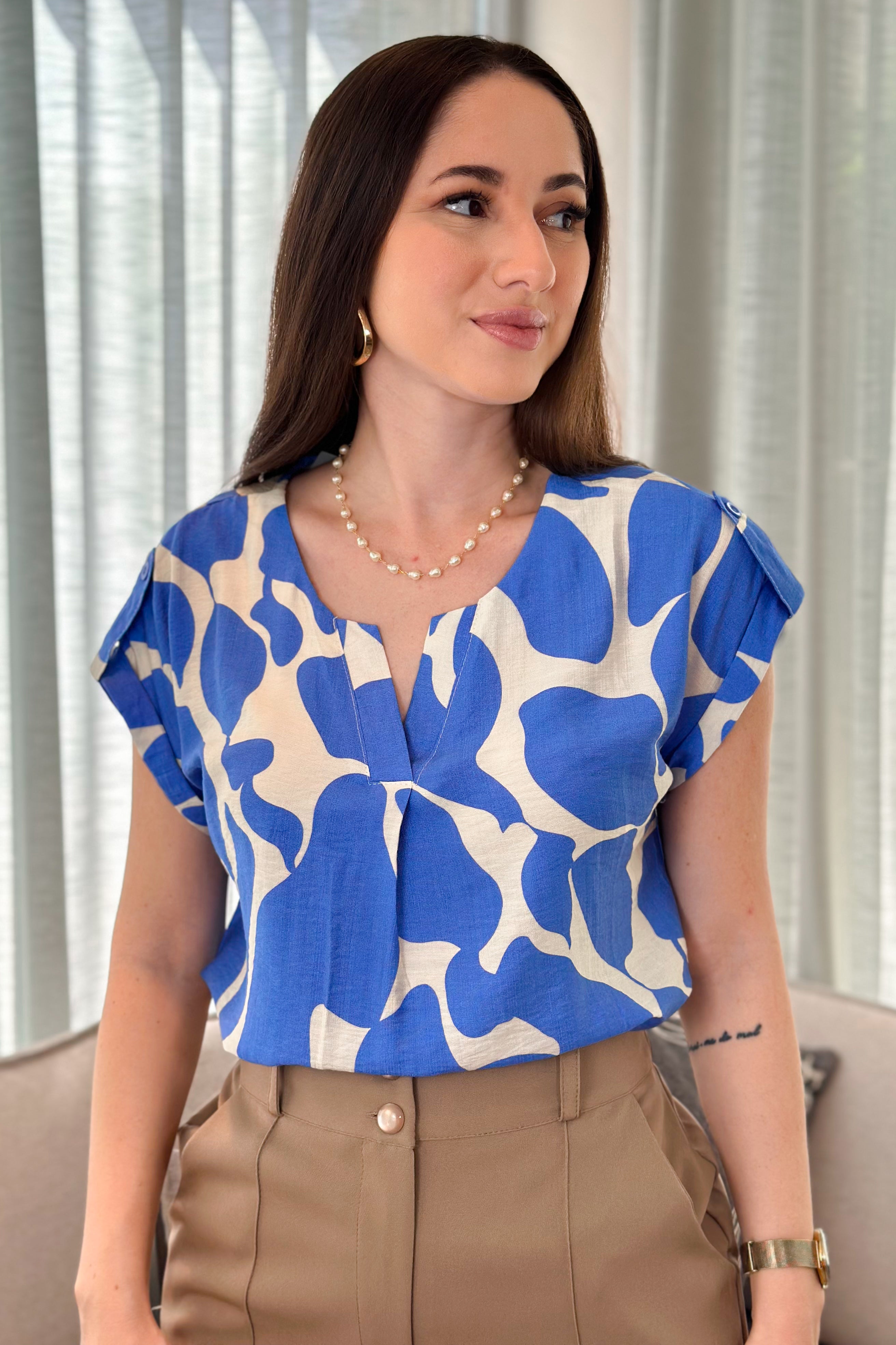 Blusa Manga Curta Decote "V" Detalhe Ombro Dulce Estampada Azul