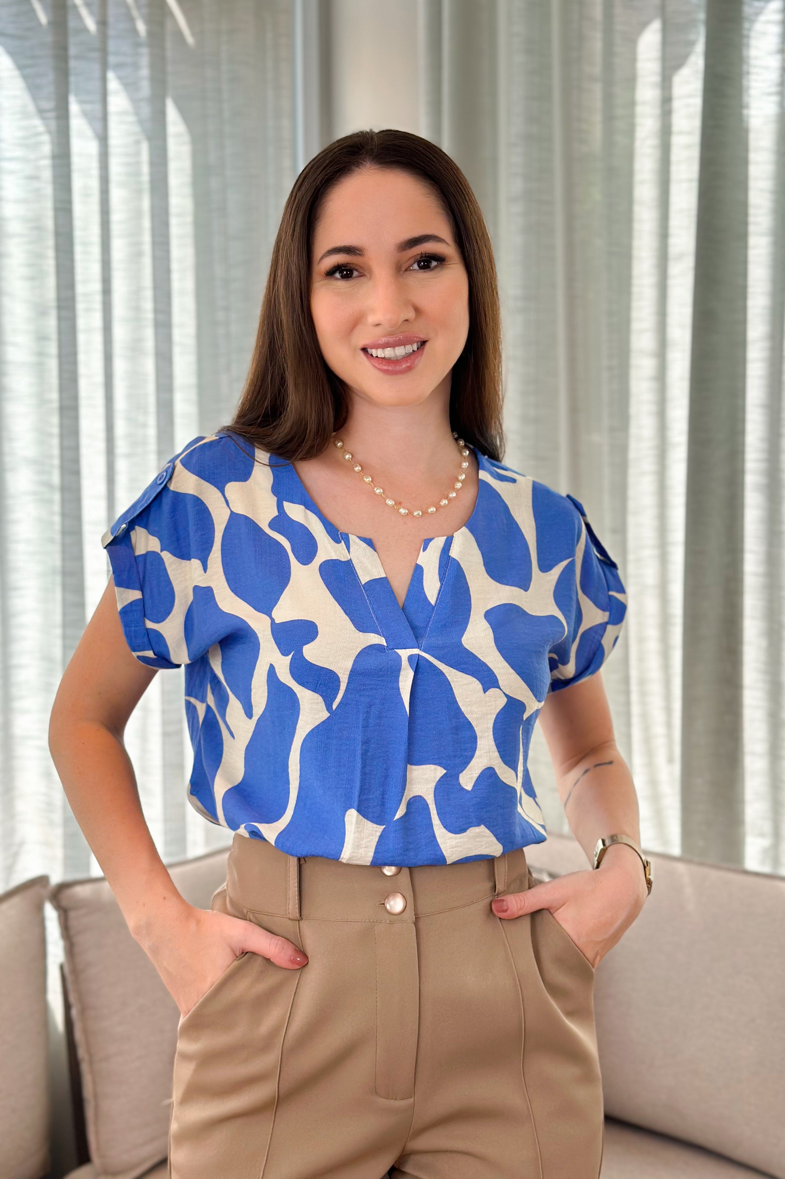 Blusa Manga Curta Decote "V" Detalhe Ombro Dulce Estampada Azul