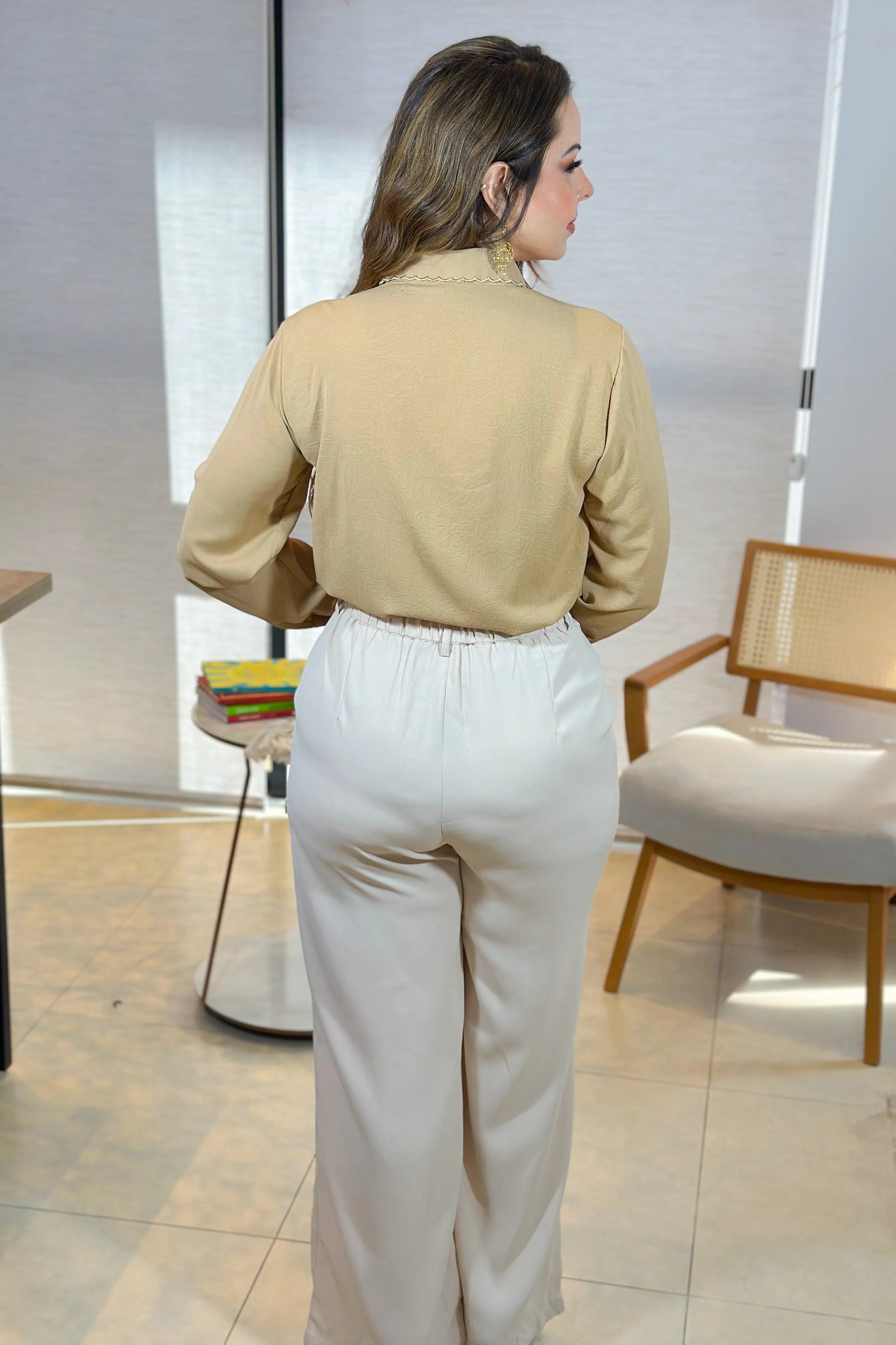Camisa Manga Longa Detalhe Bordado Gola Clara Bege