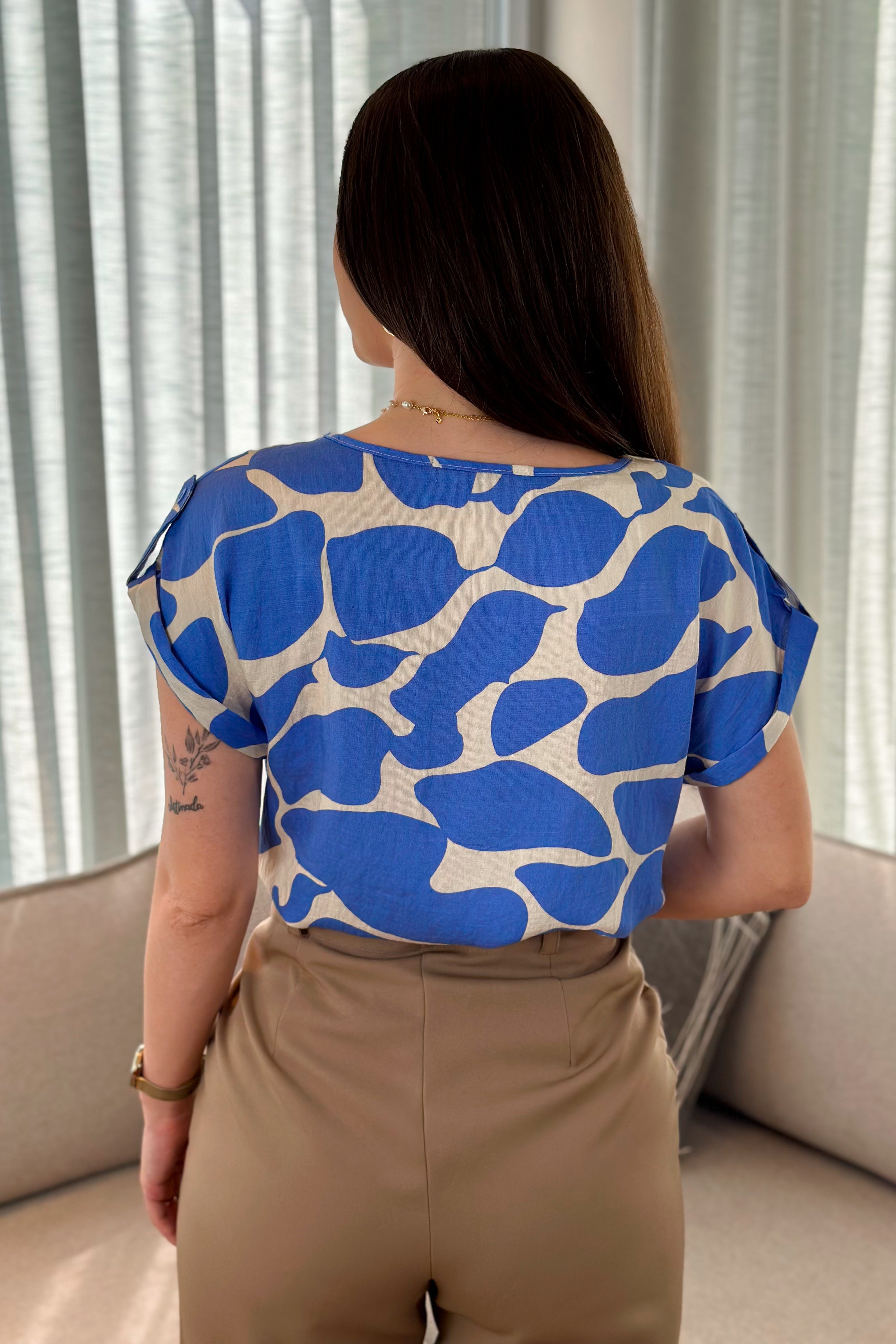 Blusa Manga Curta Decote "V" Detalhe Ombro Dulce Estampada Azul