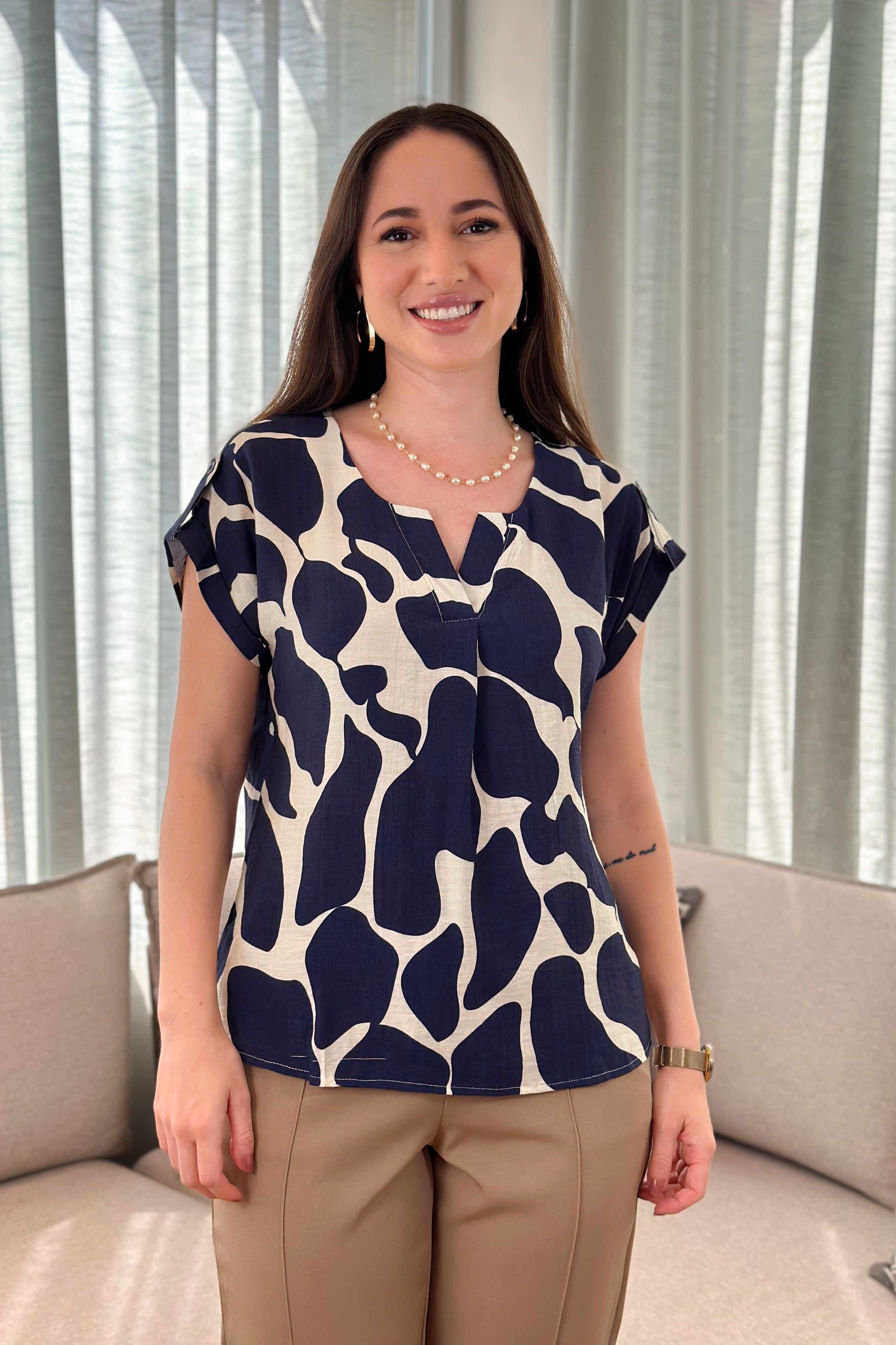 Blusa Manga Curta Decote "V" Detalhe Ombro Dulce Estampada Azul Marinho