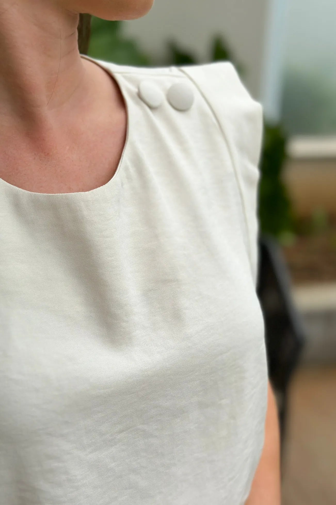Blusa Regata Detalhe Botão Ombro Miriam Creme