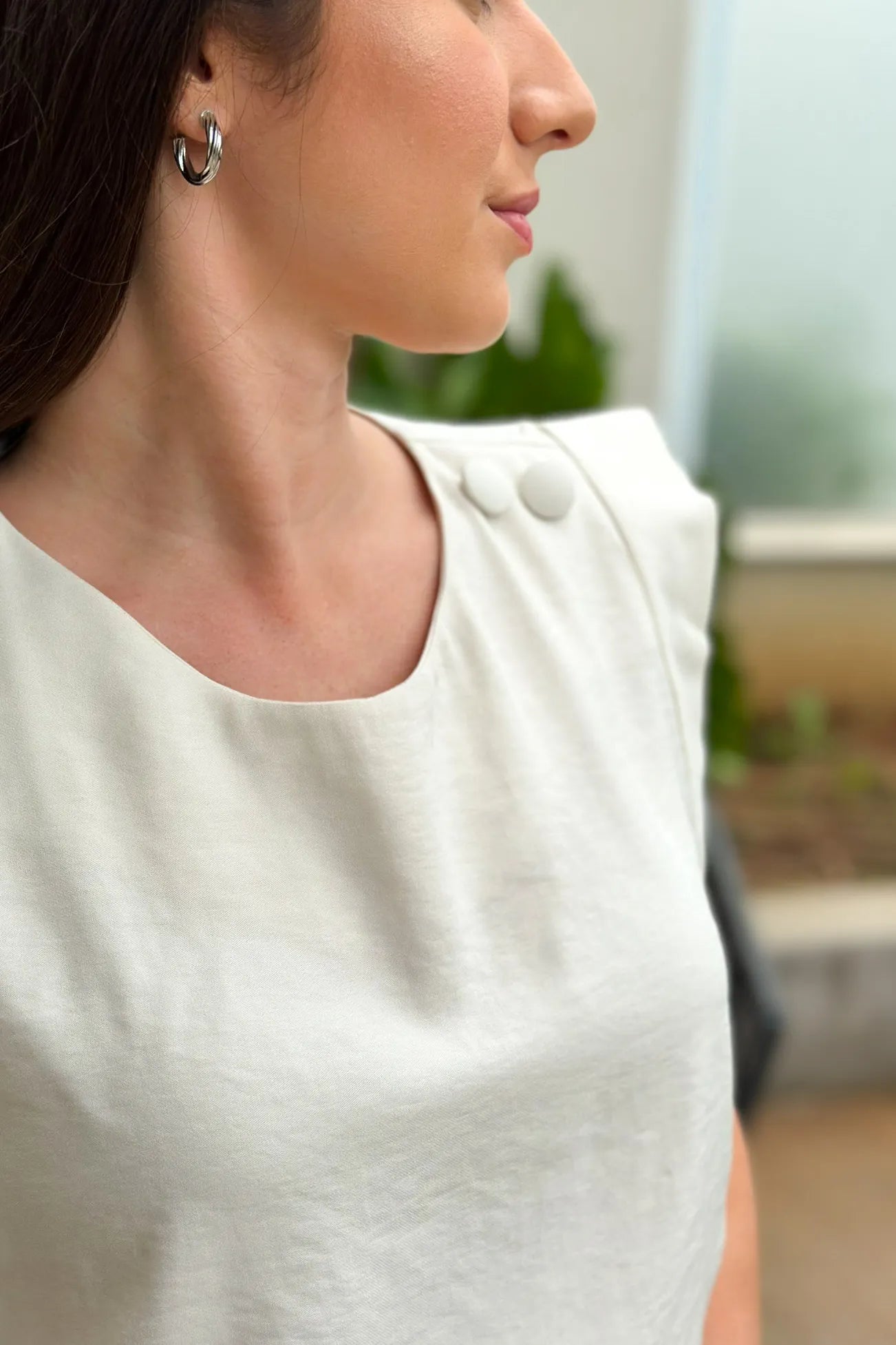 Blusa Regata Detalhe Botão Ombro Miriam Creme