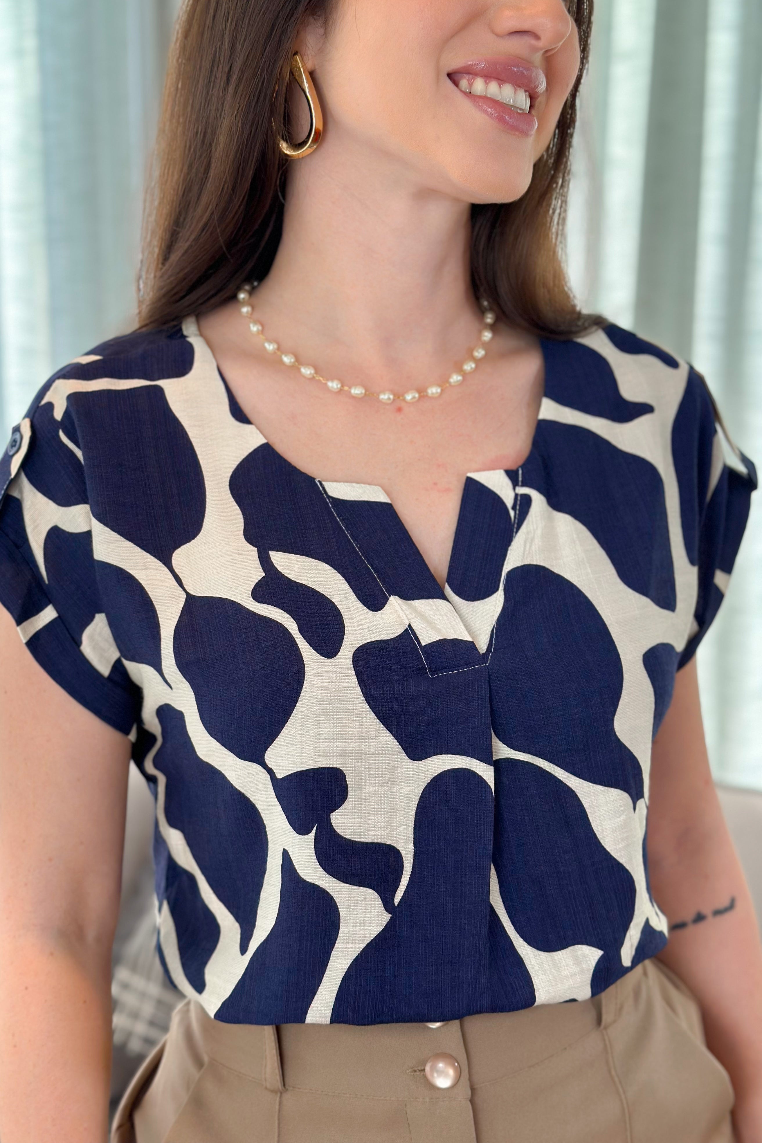 Blusa Manga Curta Decote "V" Detalhe Ombro Dulce Estampada Azul Marinho