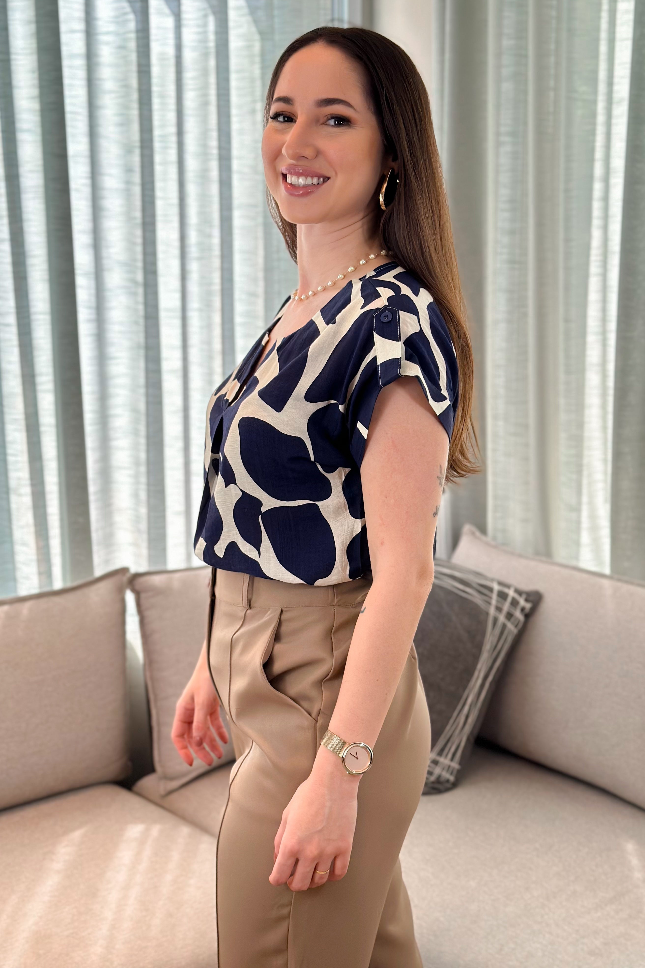 Blusa Manga Curta Decote "V" Detalhe Ombro Dulce Estampada Azul Marinho