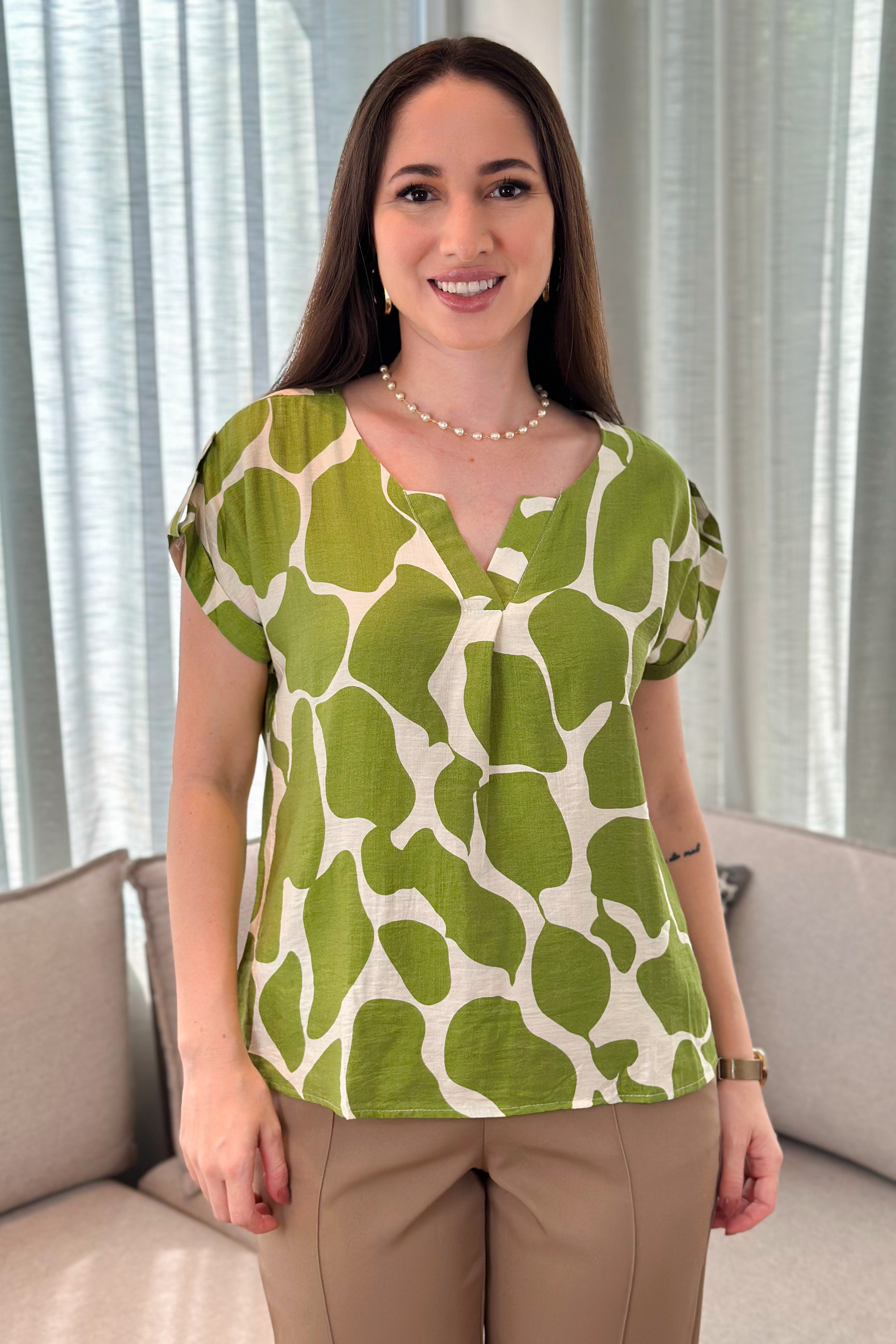 Blusa Manga Curta Decote "V" Detalhe Ombro Dulce Estampada Verde