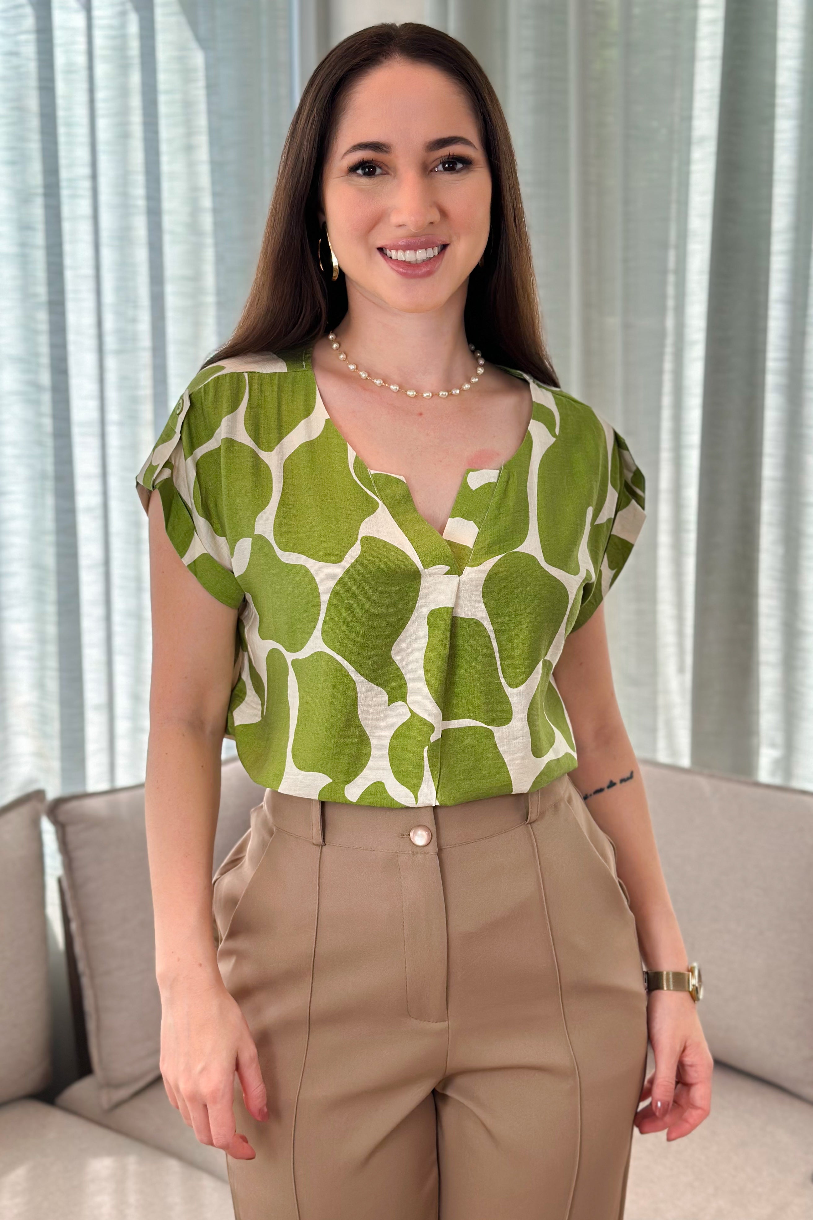 Blusa Manga Curta Decote "V" Detalhe Ombro Dulce Estampada Verde