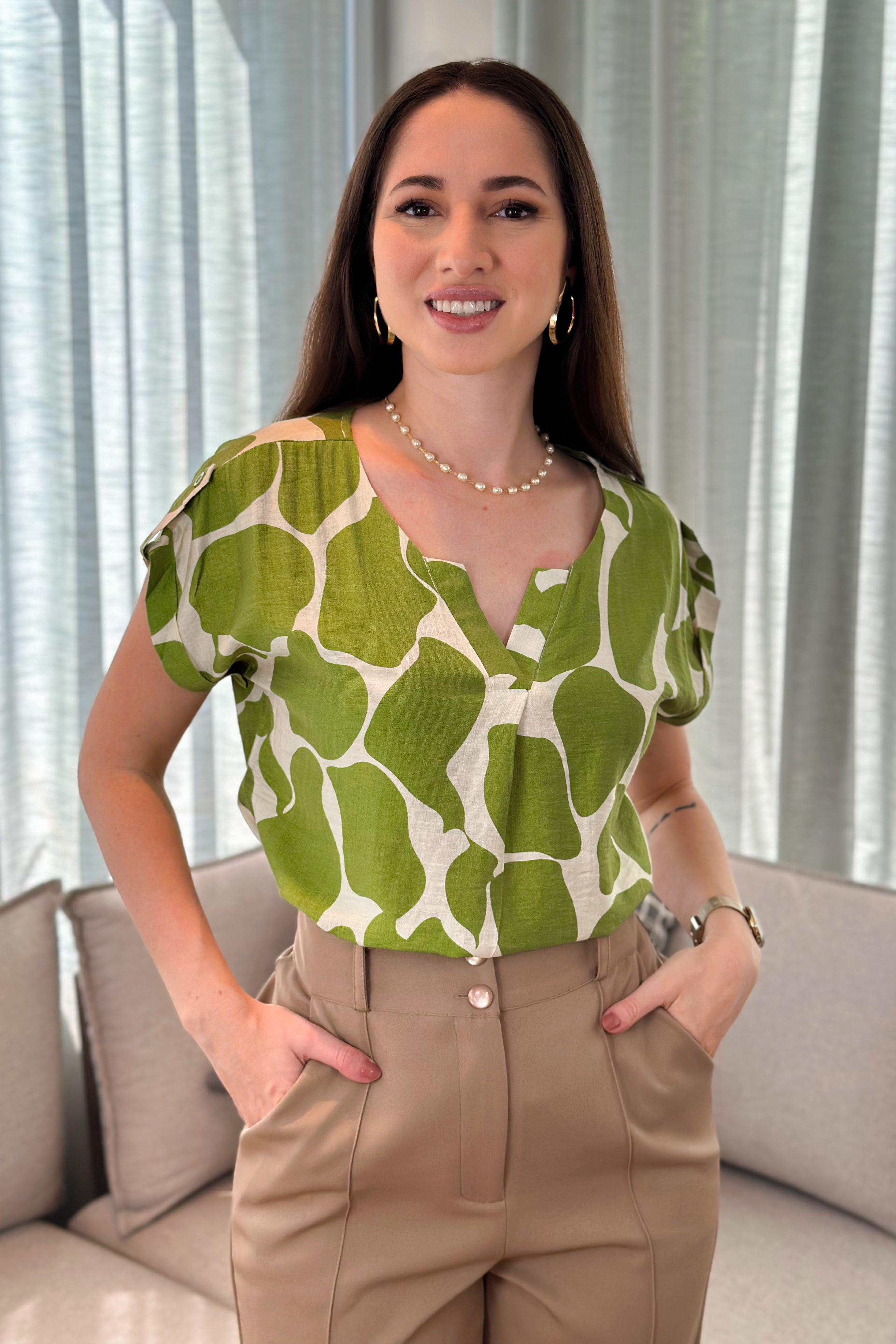 Blusa Manga Curta Decote "V" Detalhe Ombro Dulce Estampada Verde
