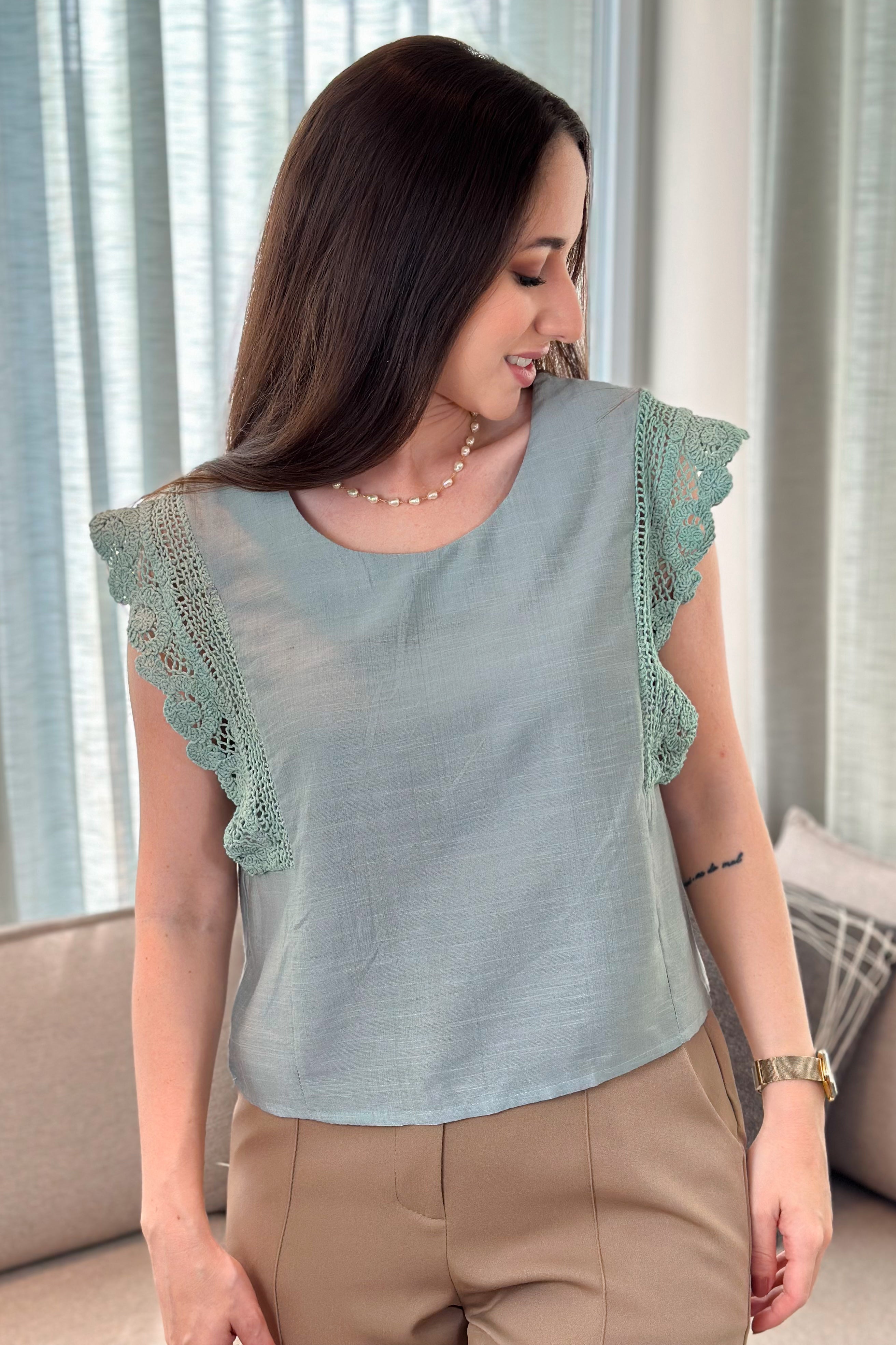 Blusa Max Cropedd Visco Natural Detalhe Manga Bordada Regina Verde