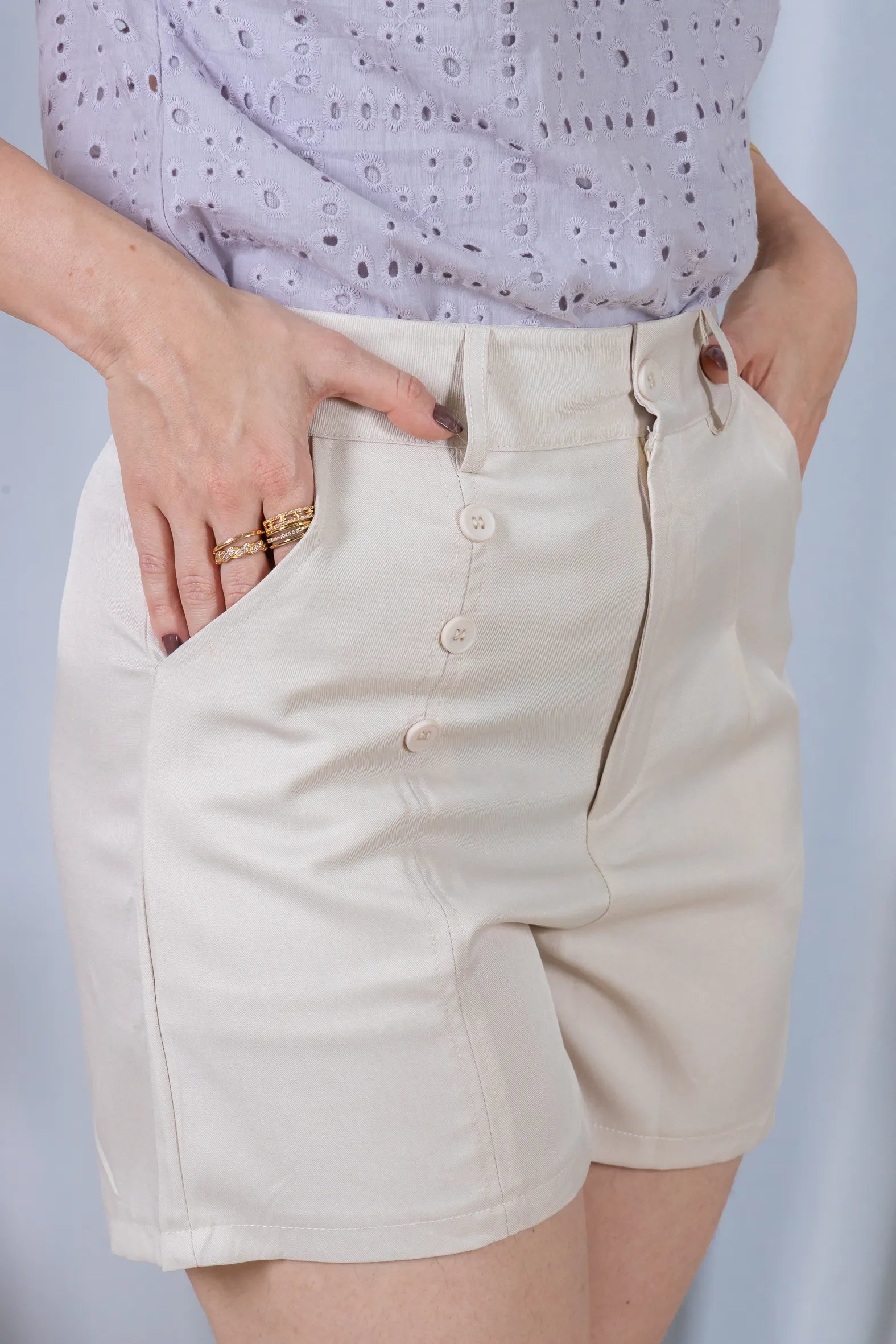 Bermuda Detalhes Botões Crepe Alfaiataria Débora Creme