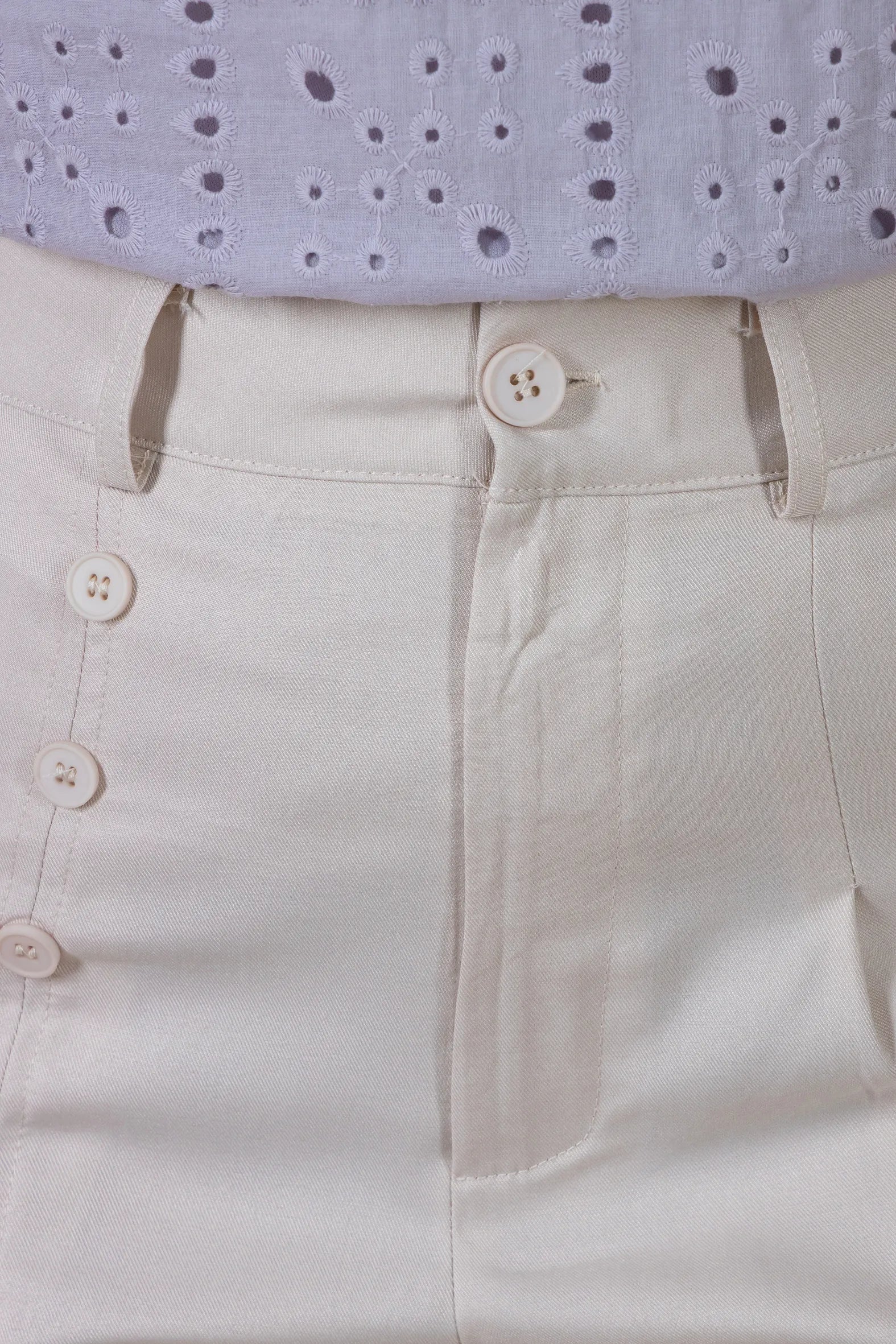 Bermuda Detalhes Botões Crepe Alfaiataria Débora Creme