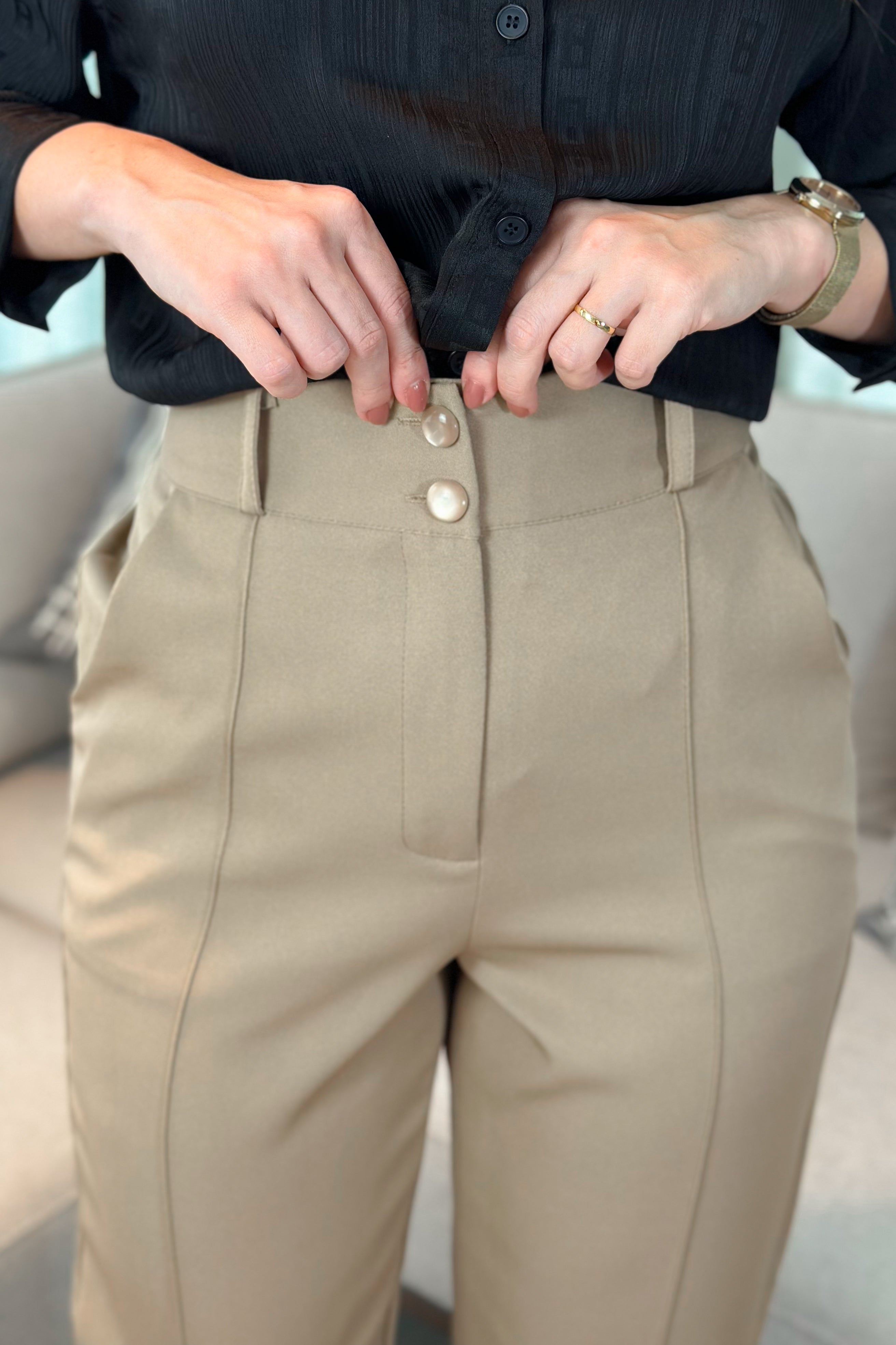 Calça Corte Reto Alfaiataria Botão Duplo Pietra Marrom Claro