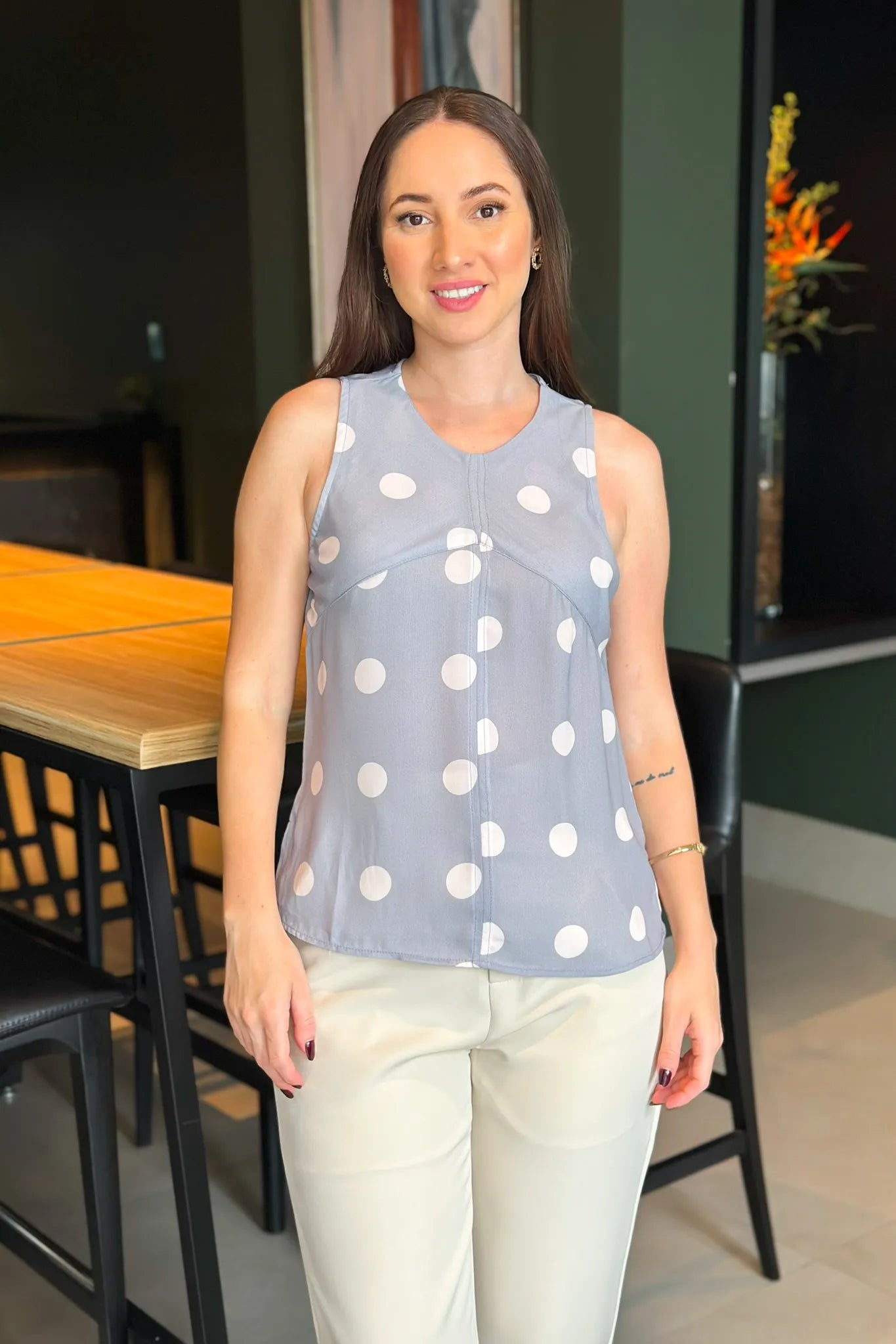 Blusa Regata Marcia Cinza Estampada Poá Branca