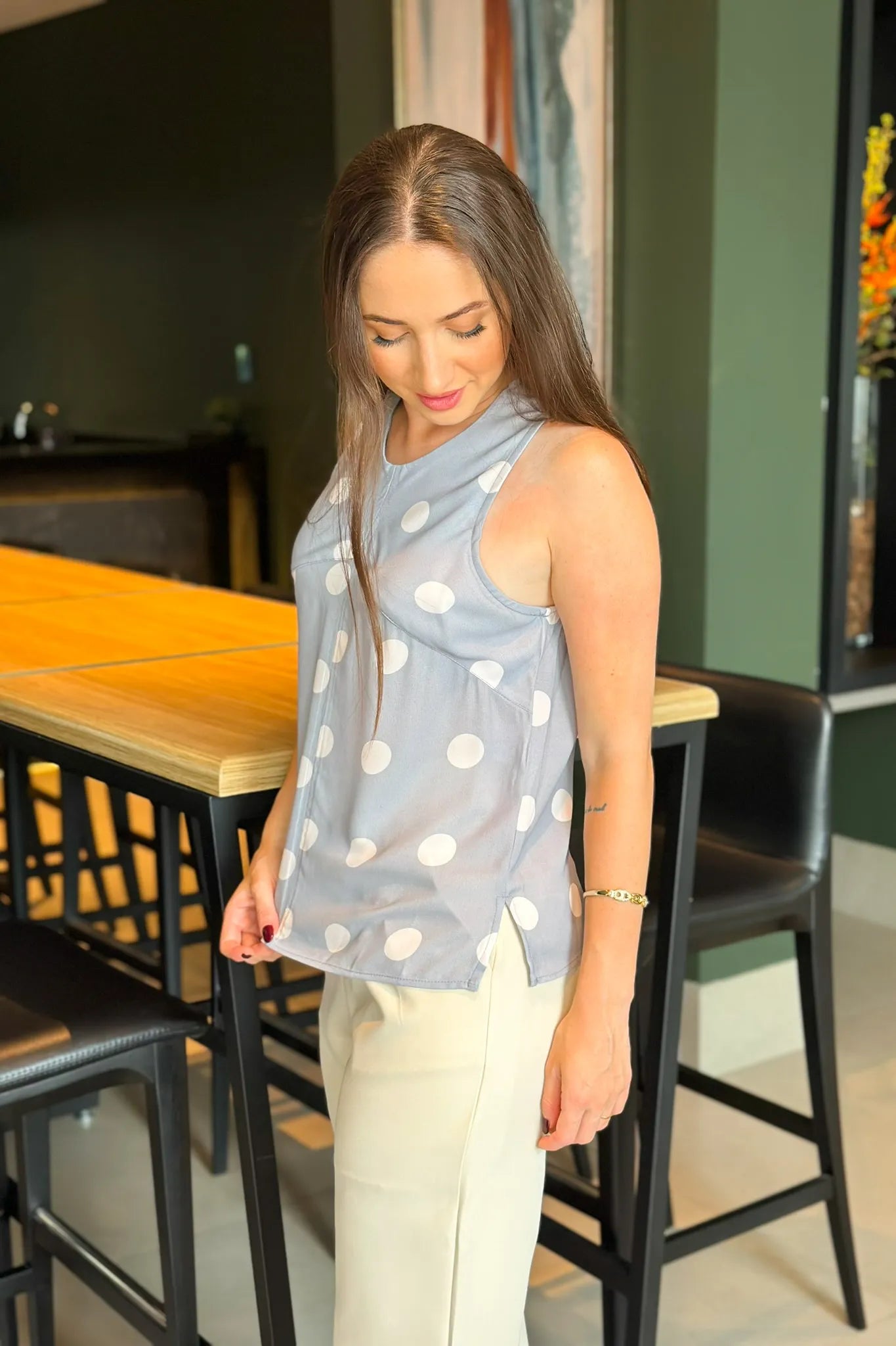 Blusa Regata Marcia Cinza Estampada Poá Branca