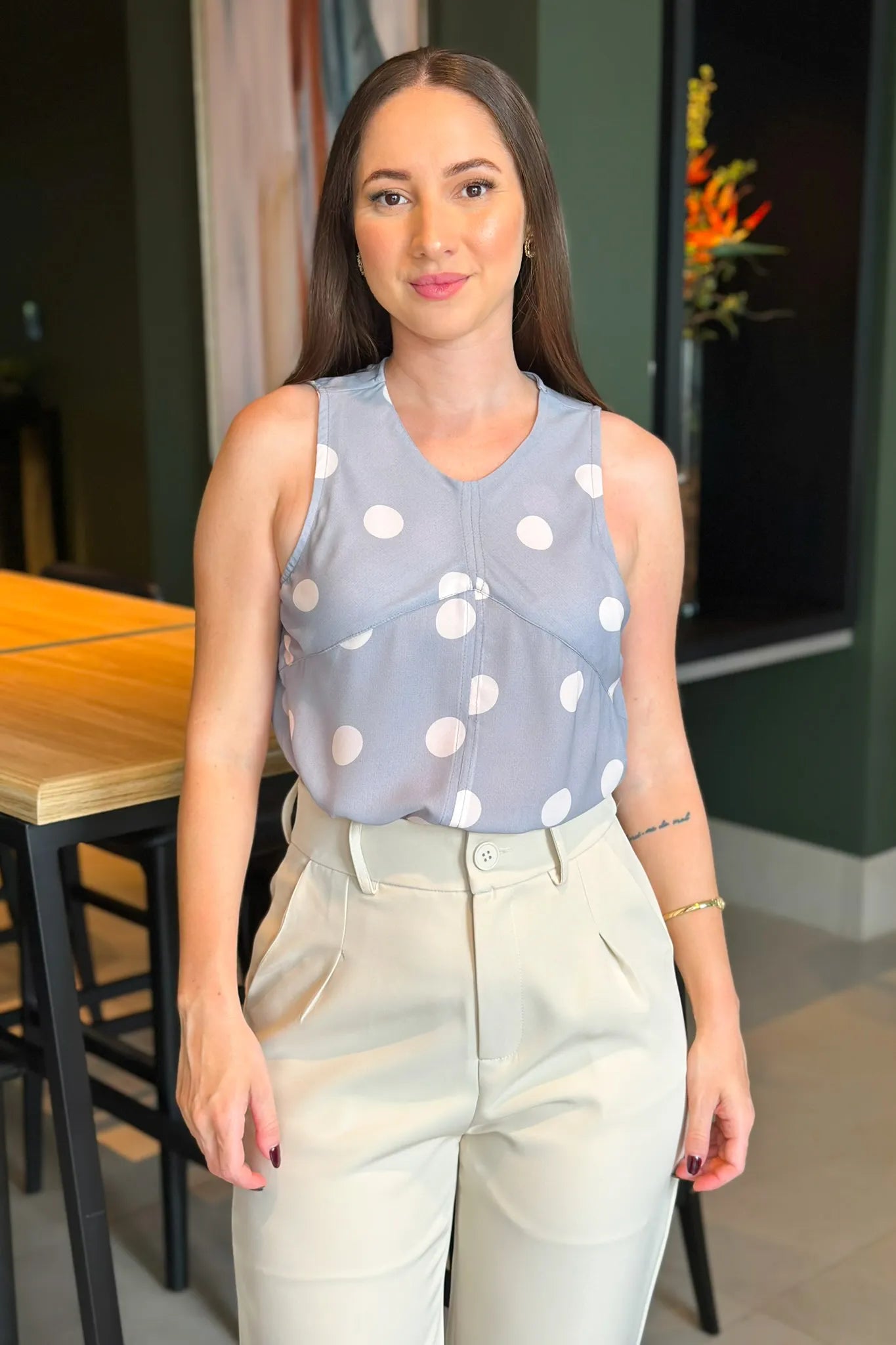 Blusa Regata Marcia Cinza Estampada Poá Branca