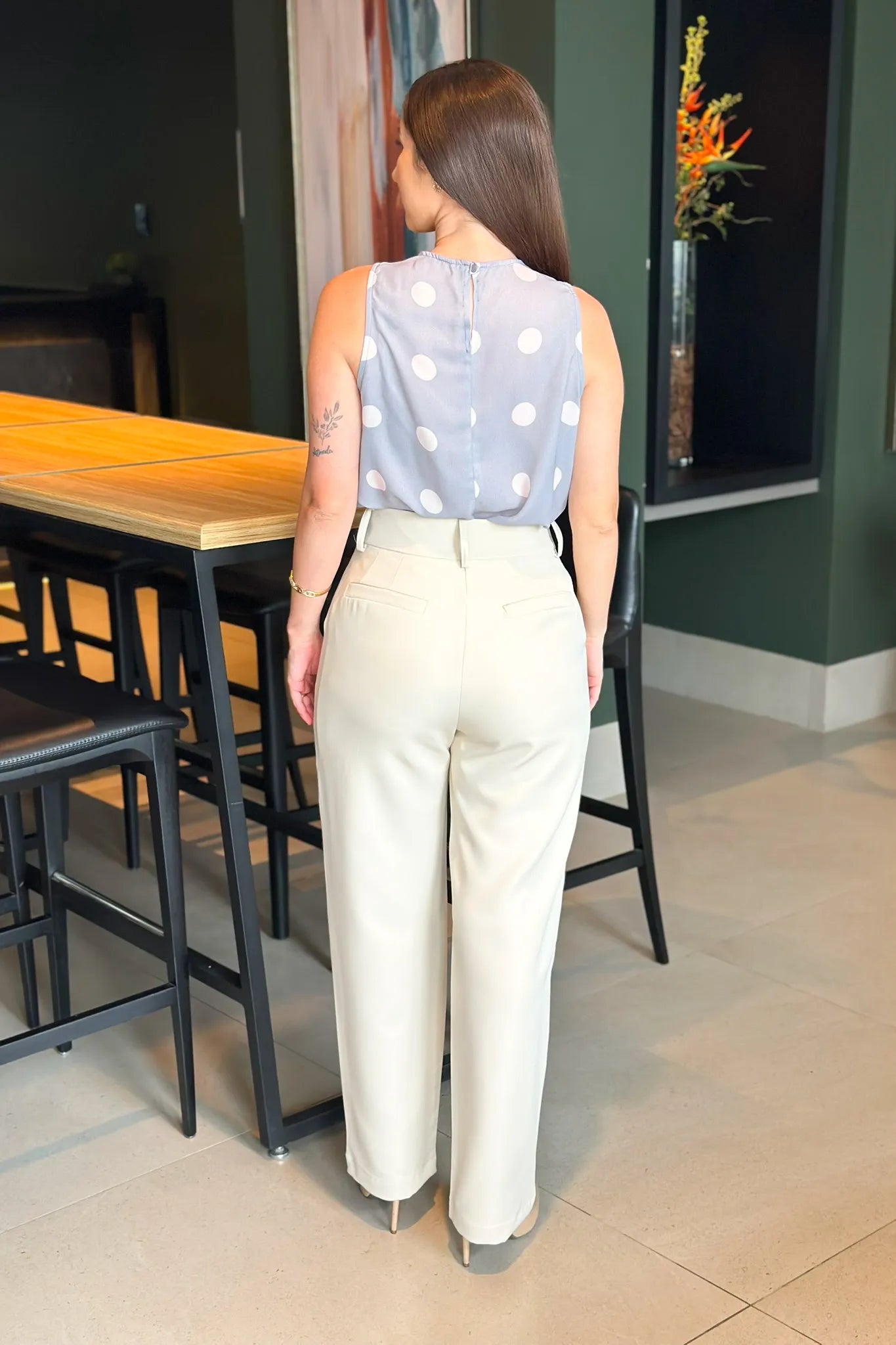 Blusa Regata Marcia Cinza Estampada Poá Branca