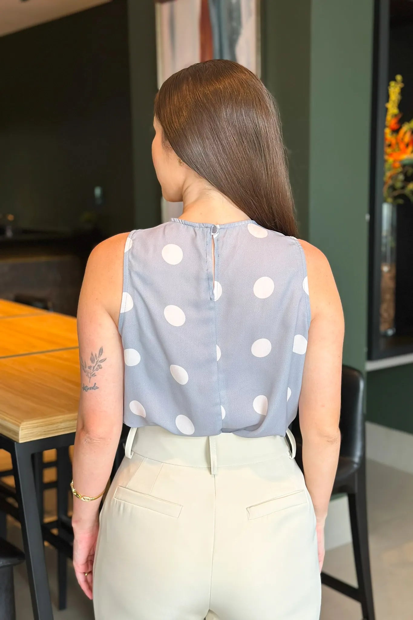 Blusa Regata Marcia Cinza Estampada Poá Branca