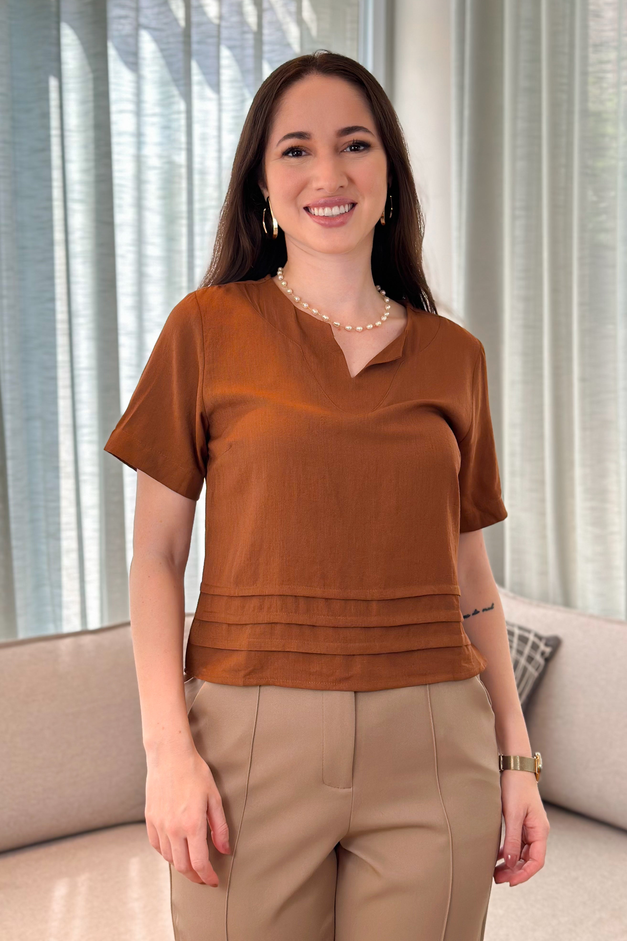 Blusa Manga Curta Em Visco Soft Decote "V" Raissa Marrom