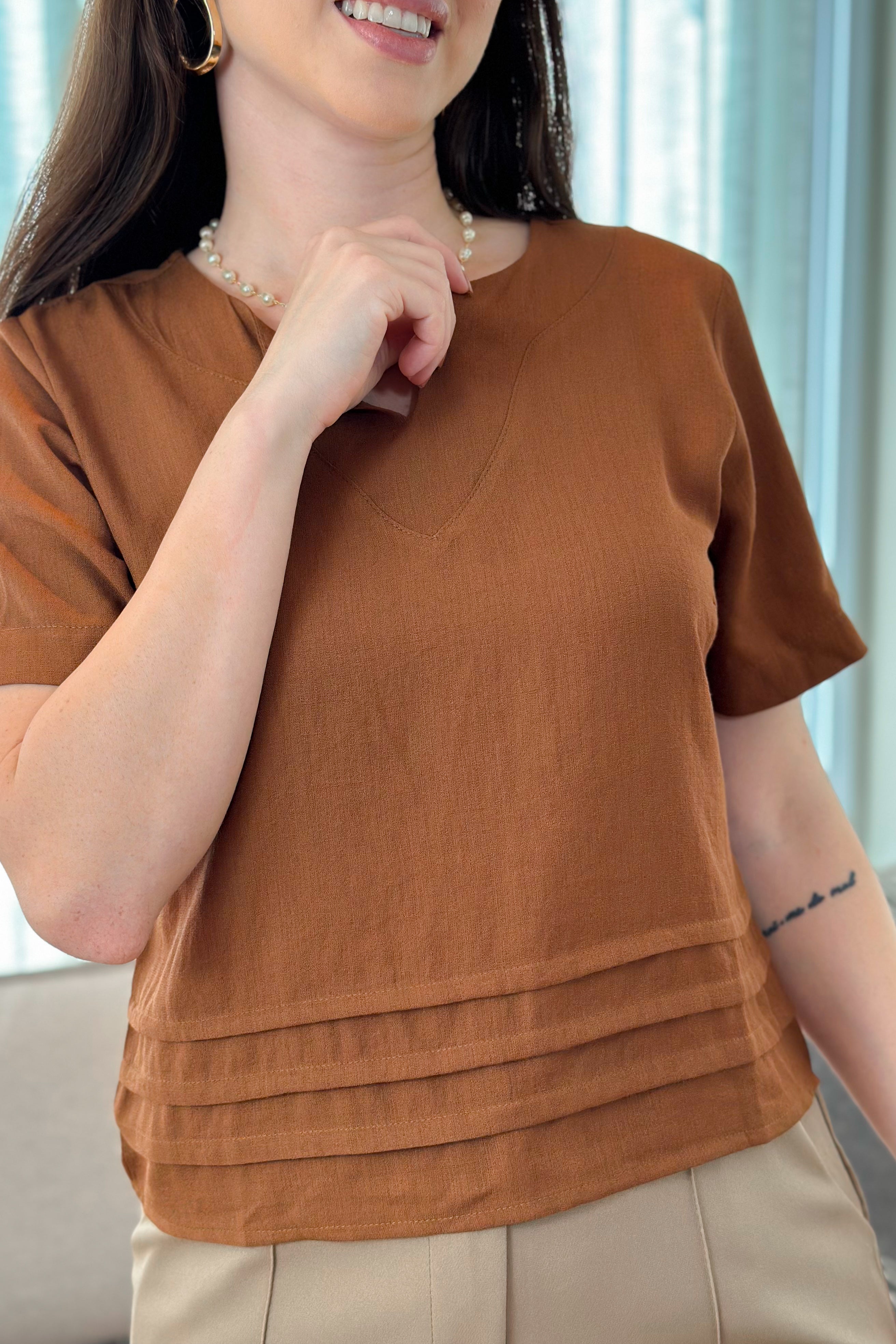 Blusa Manga Curta Em Visco Soft Decote "V" Raissa Marrom