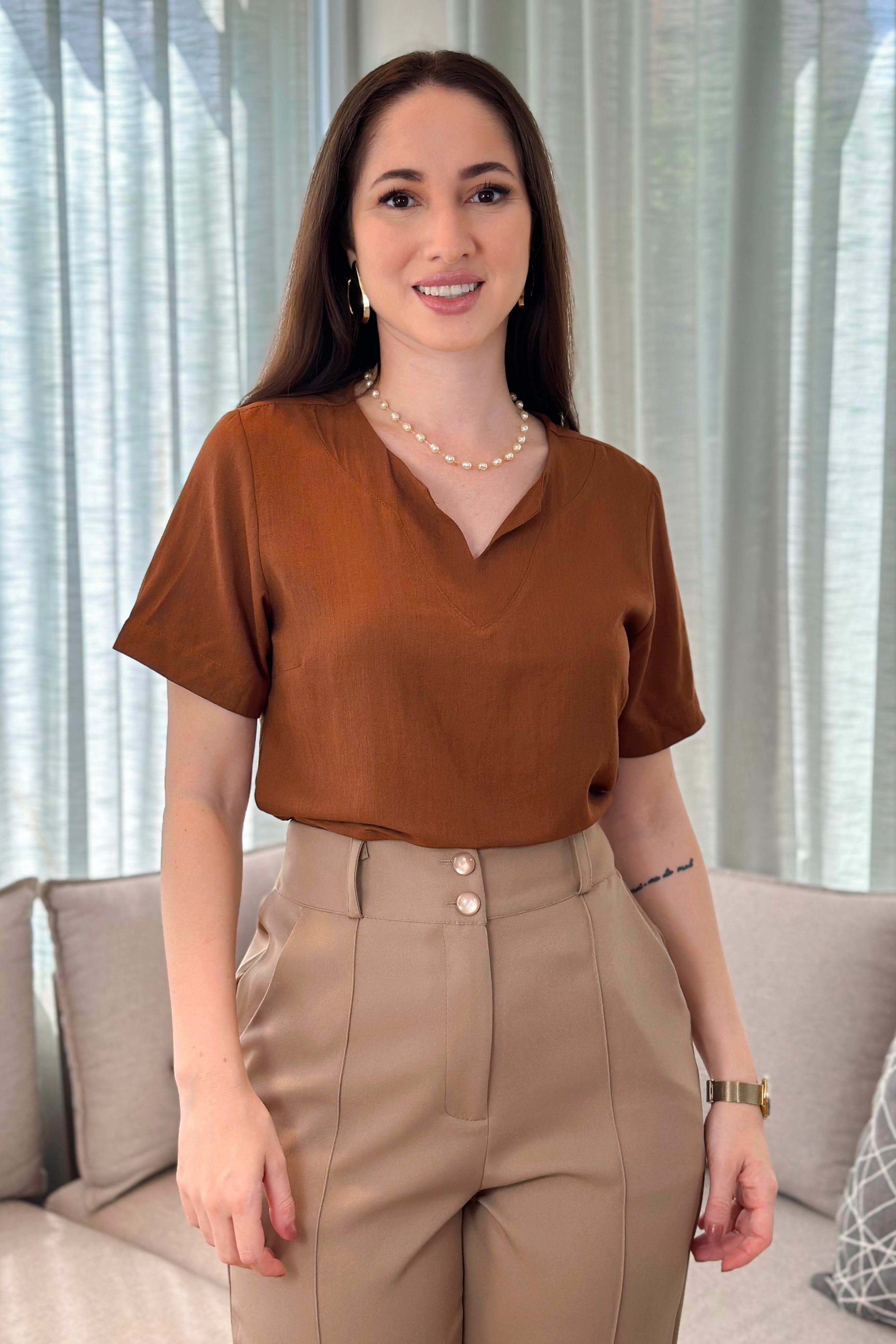 Blusa Manga Curta Em Visco Soft Decote "V" Raissa Marrom