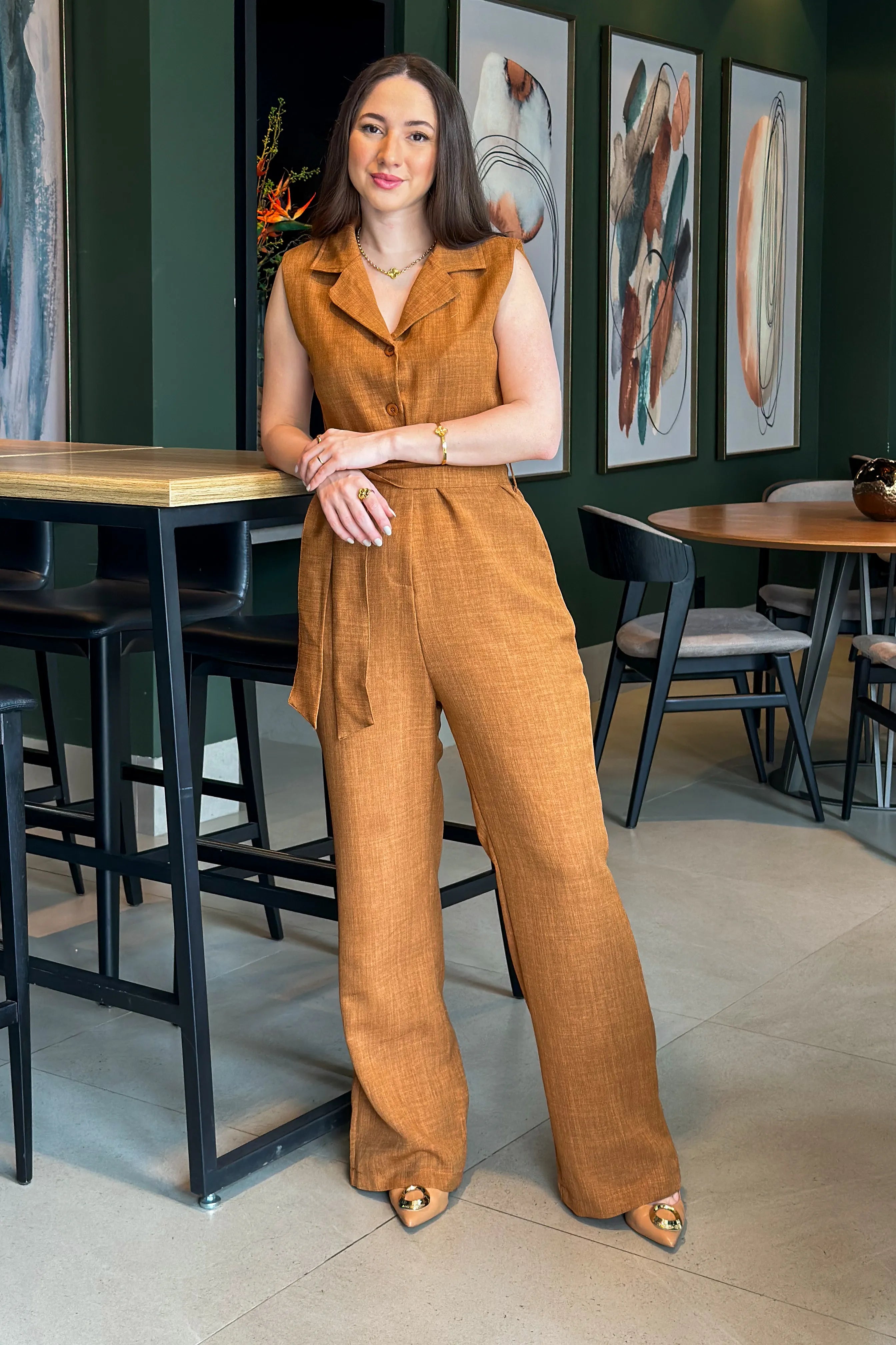 Macacão Pantalona Detalhe Botões Anita Caramelo