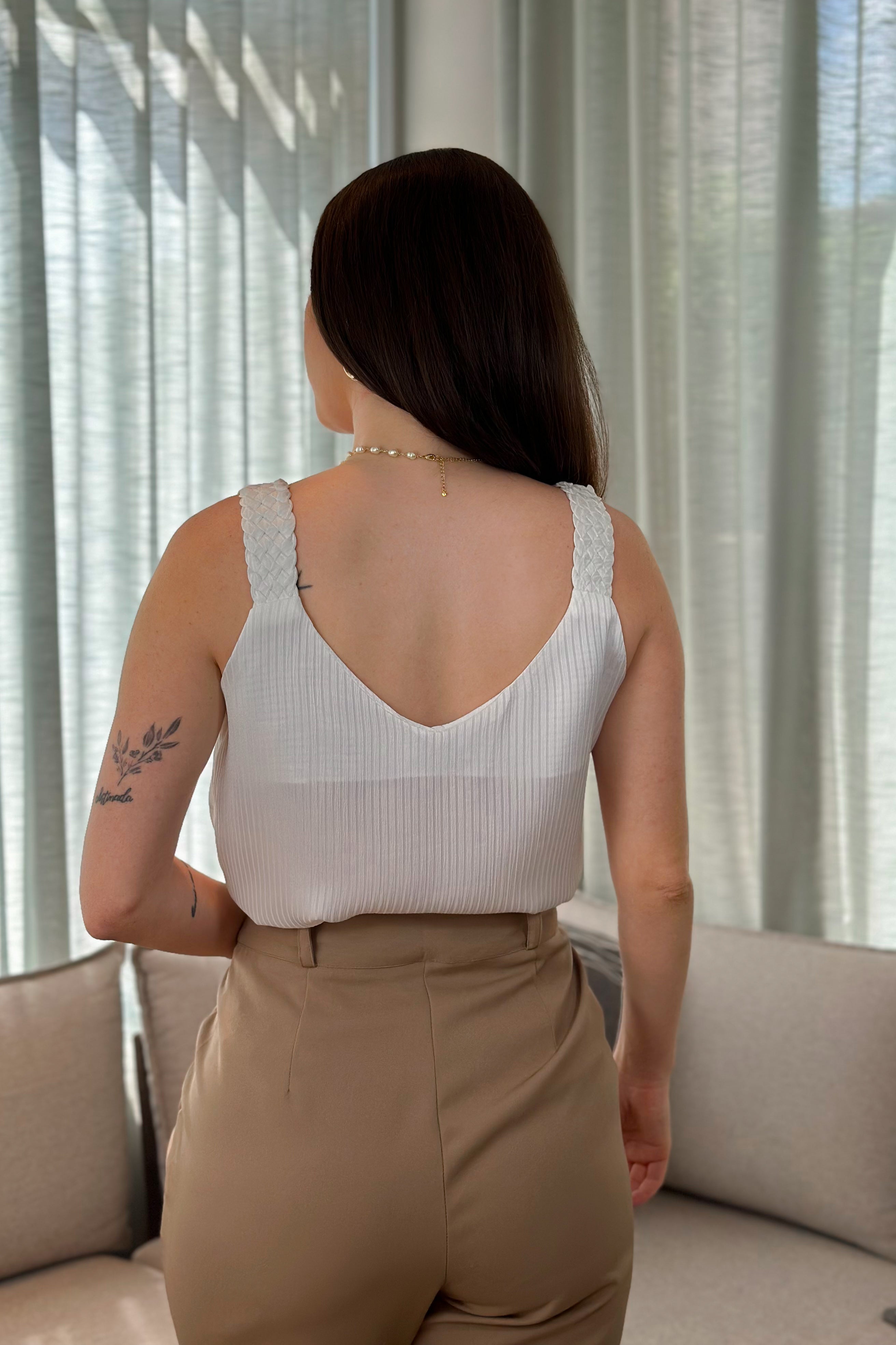 Blusa Regata Crepe Acetinado Detalhe Alça Trançada Beatriz Branca