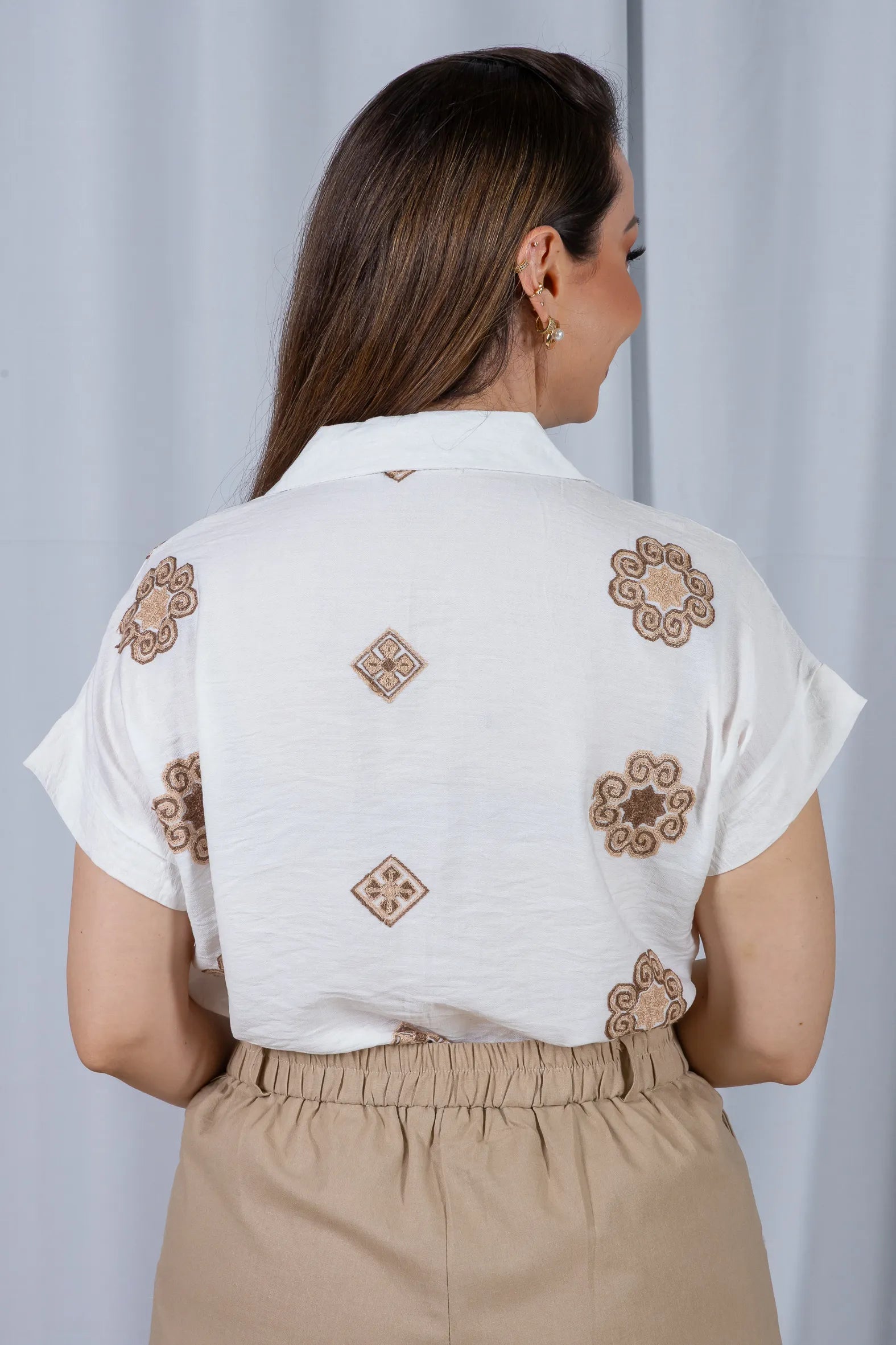 Camisa Manga Curta Neuza Bordada Visco Brise Marrom