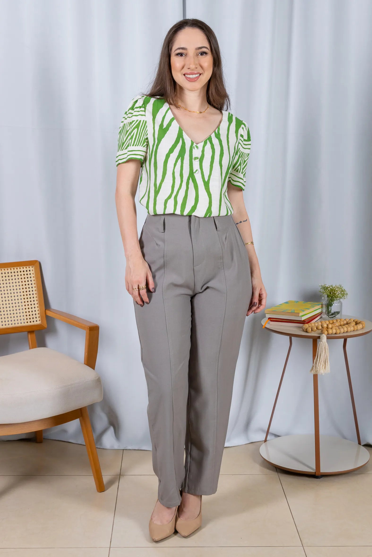 Blusa Manga Curta Decote em "V" Botões Viscose Rebeca Estampada Verde