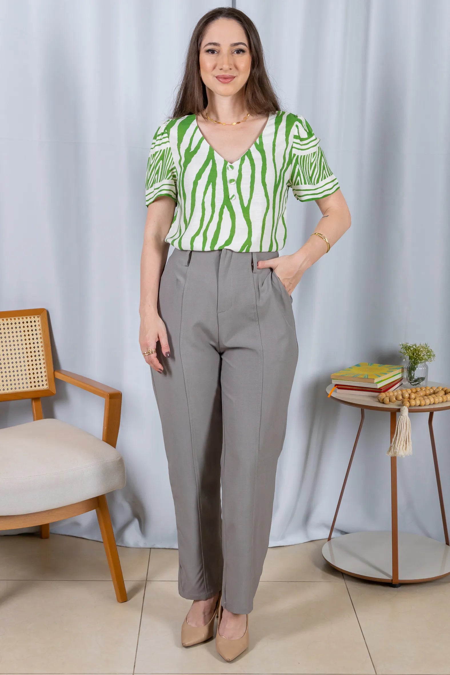 Blusa Manga Curta Decote em "V" Botões Viscose Rebeca Estampada Verde