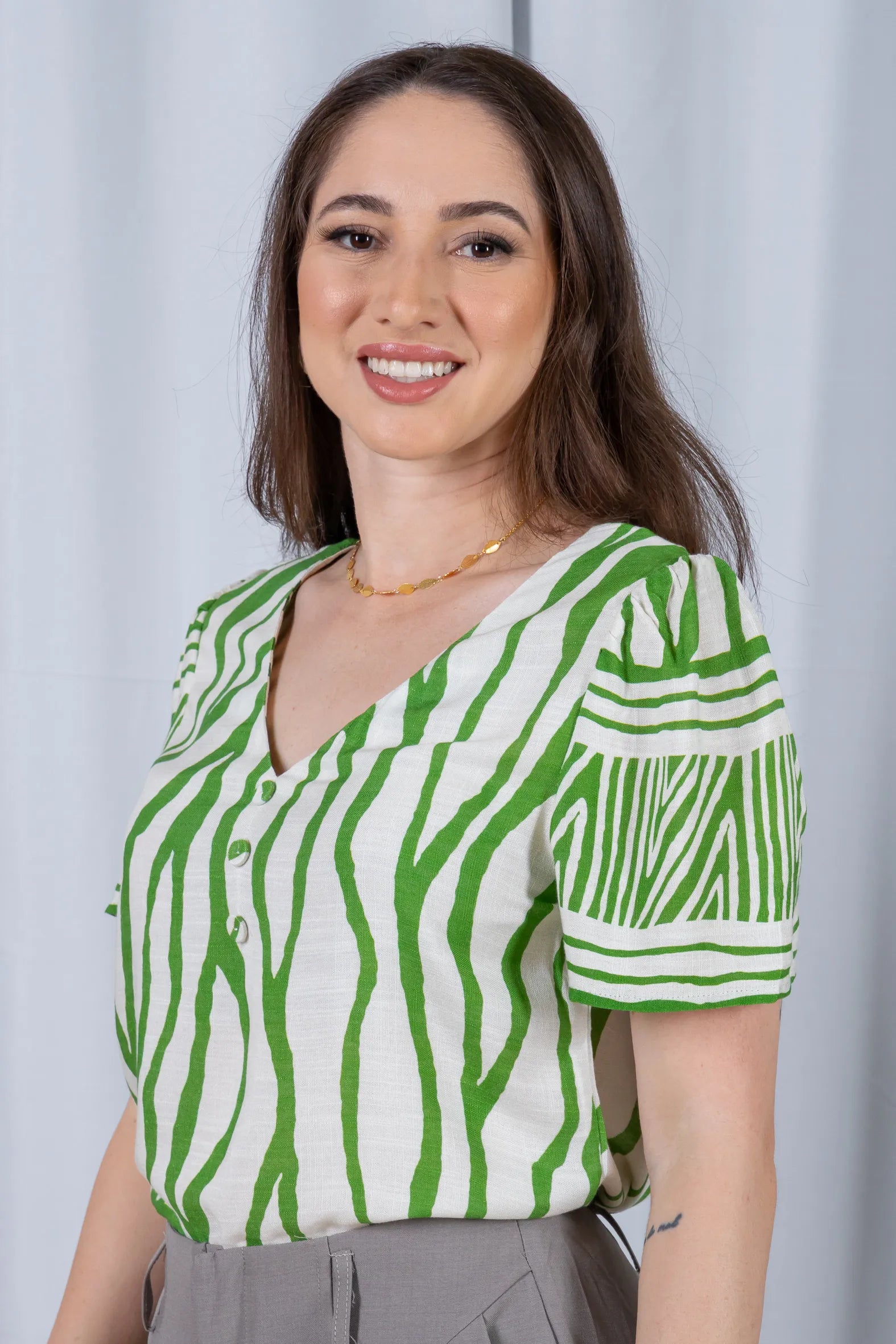 Blusa Manga Curta Decote em "V" Botões Viscose Rebeca Estampada Verde