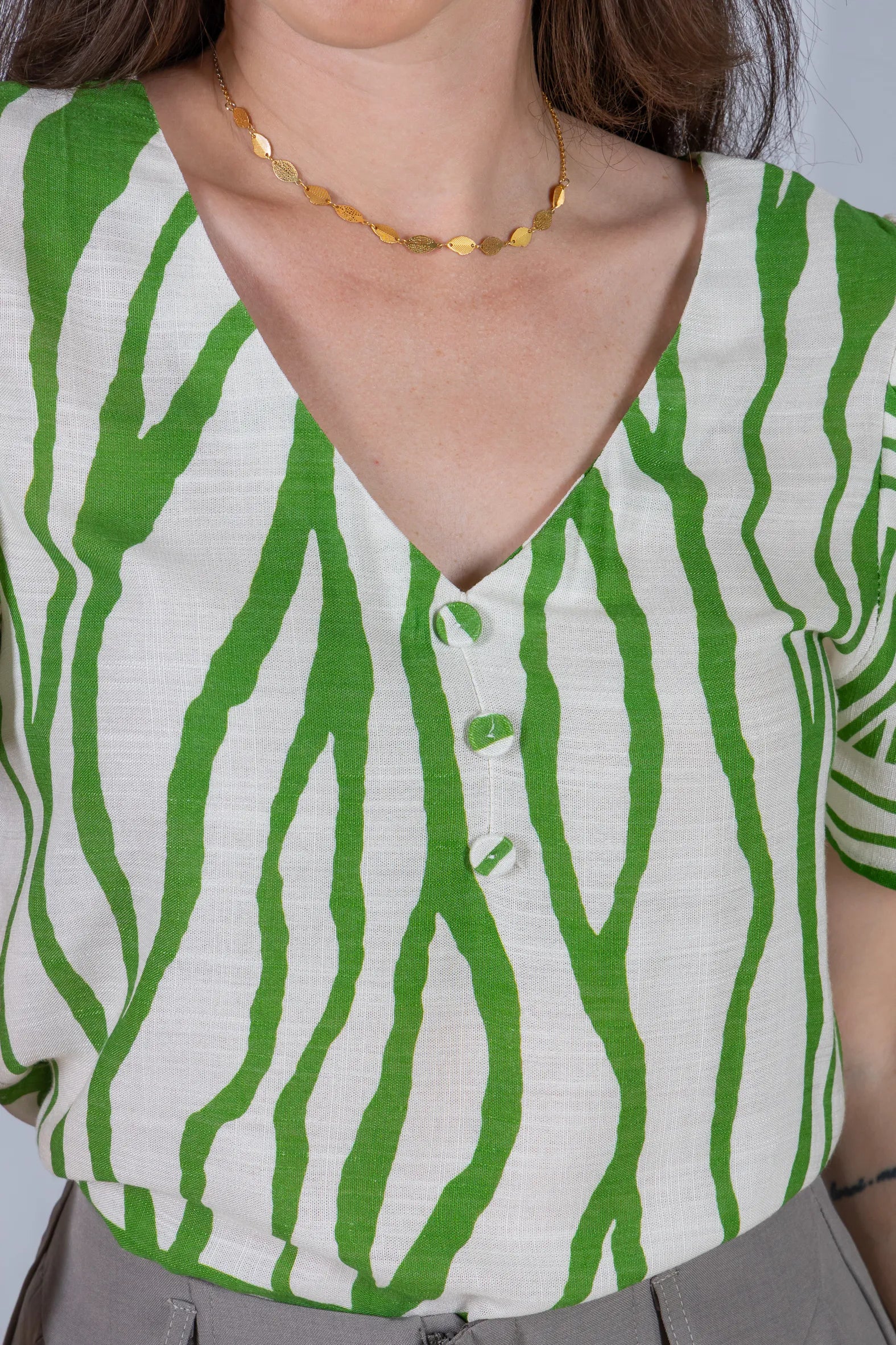 Blusa Manga Curta Decote em "V" Botões Viscose Rebeca Estampada Verde