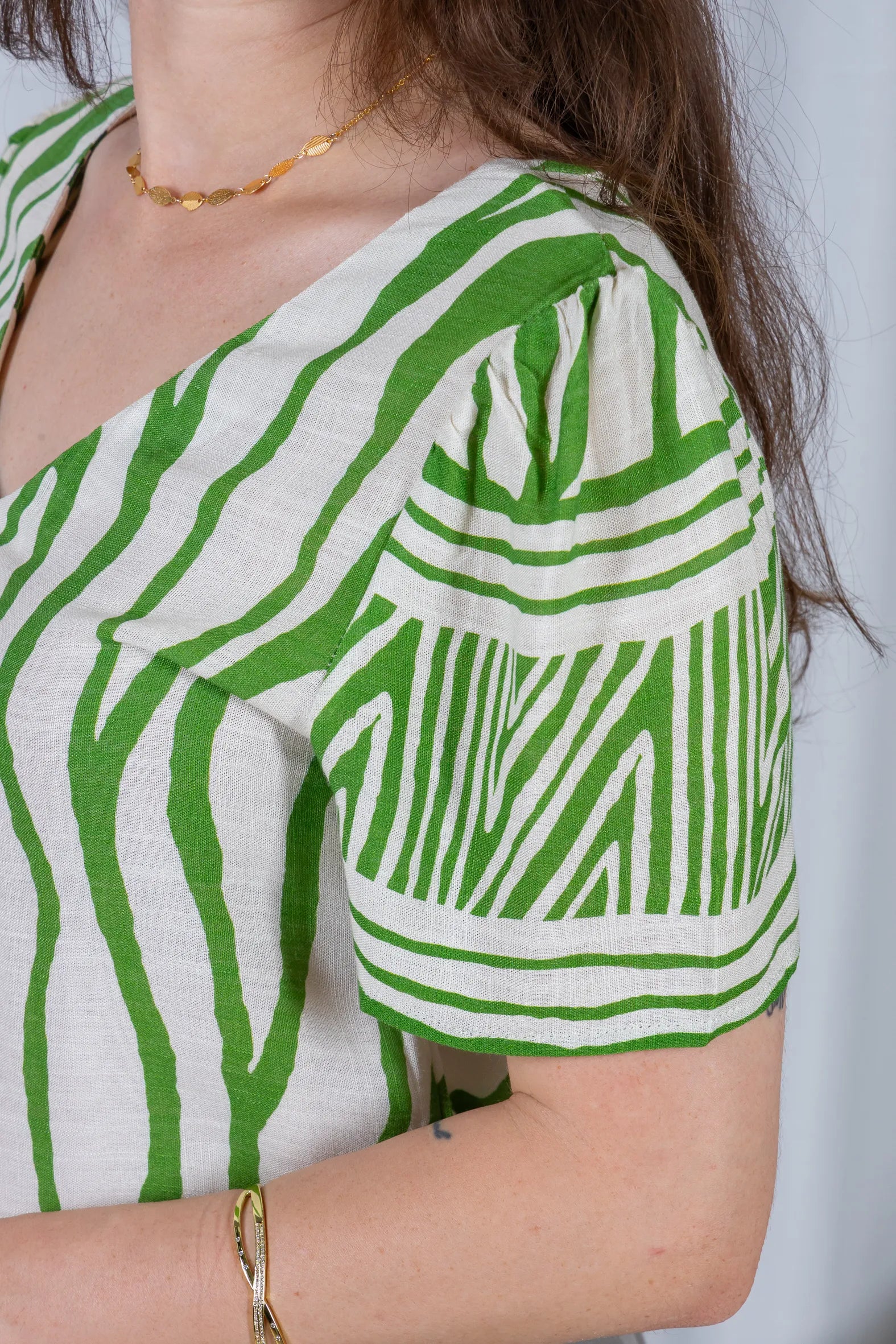 Blusa Manga Curta Decote em "V" Botões Viscose Rebeca Estampada Verde