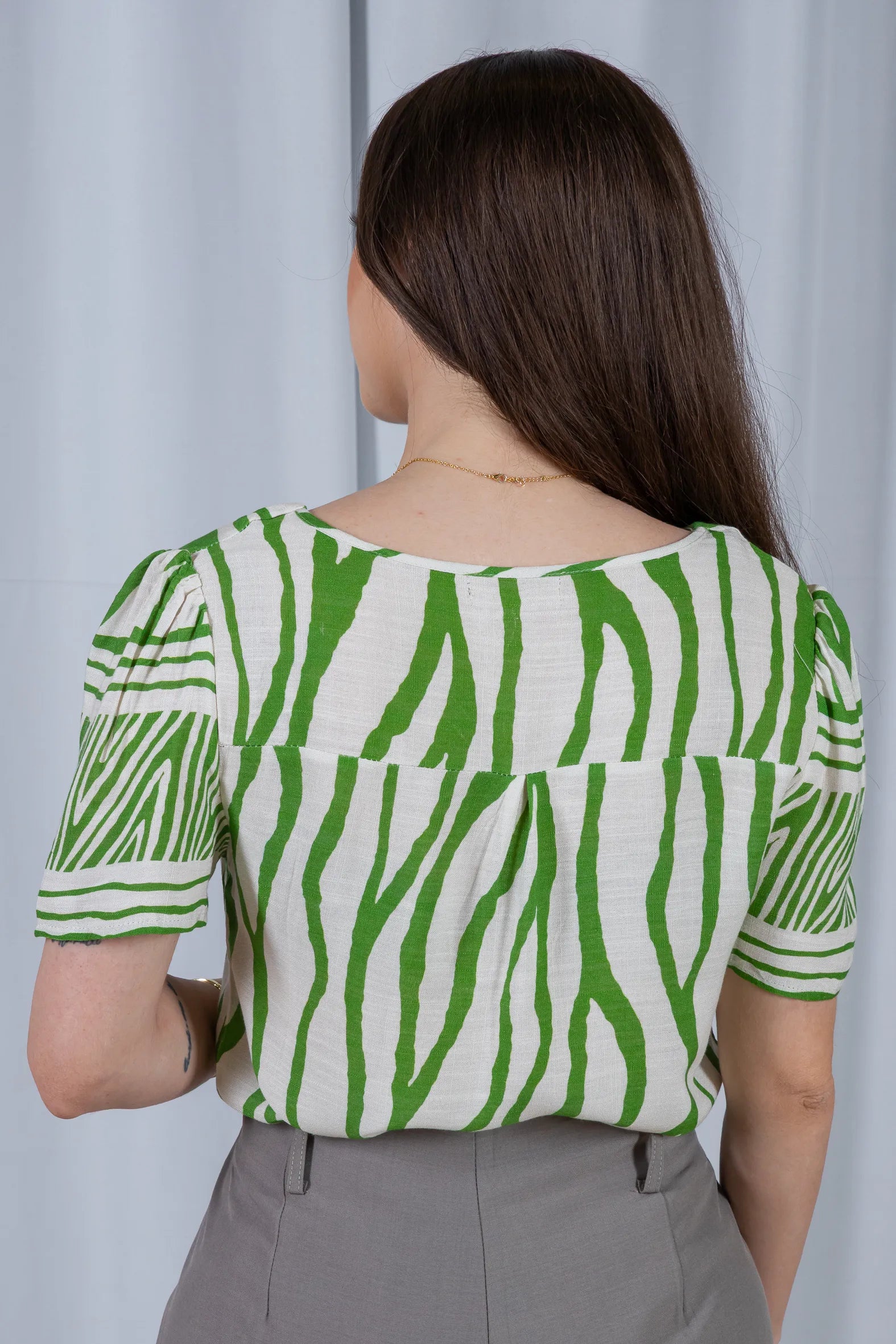 Blusa Manga Curta Decote em "V" Botões Viscose Rebeca Estampada Verde