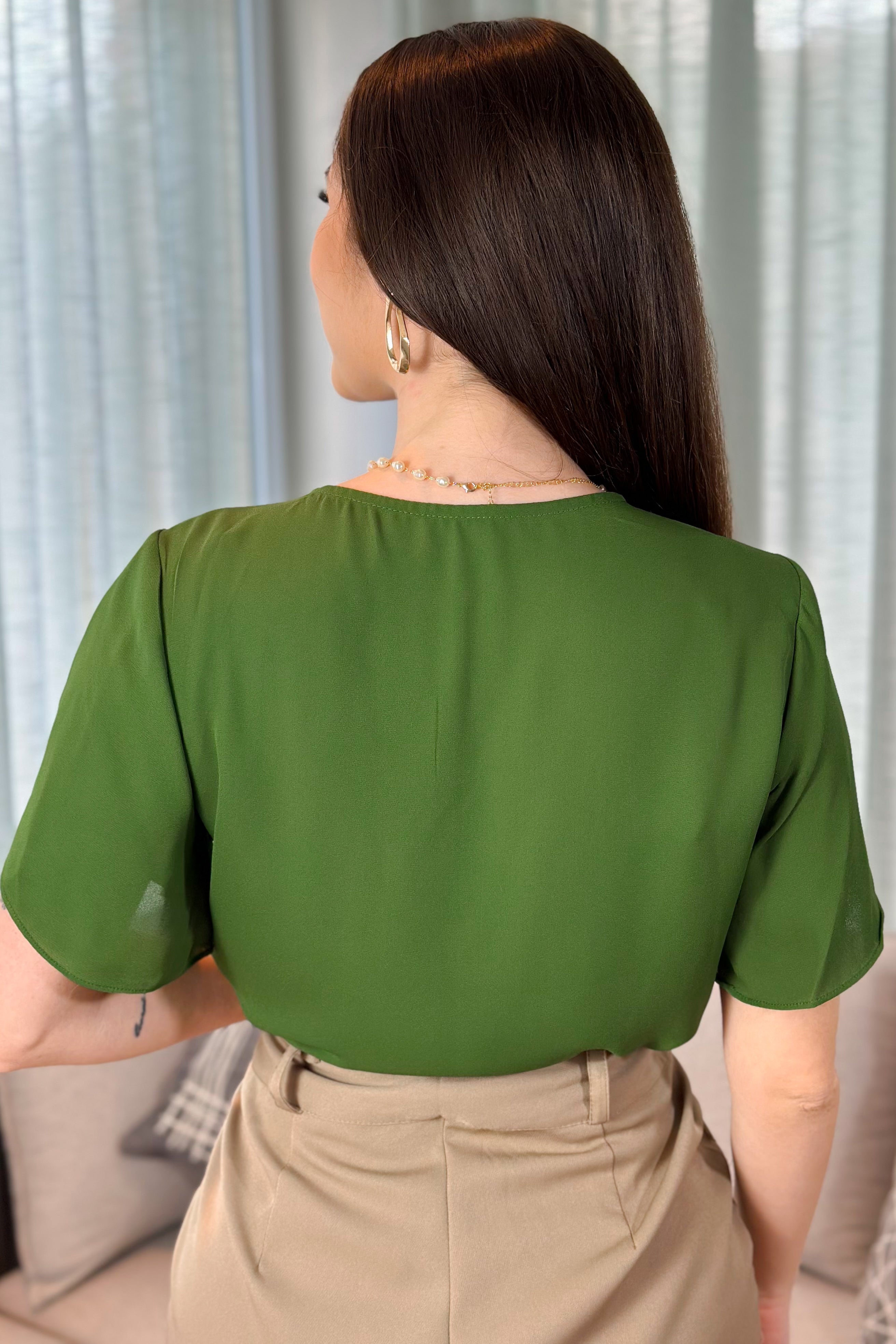 Blusa Manga Curta New Crepe Detalhe Manga Transpassada Detalhe Botões Clarice Verde Militar