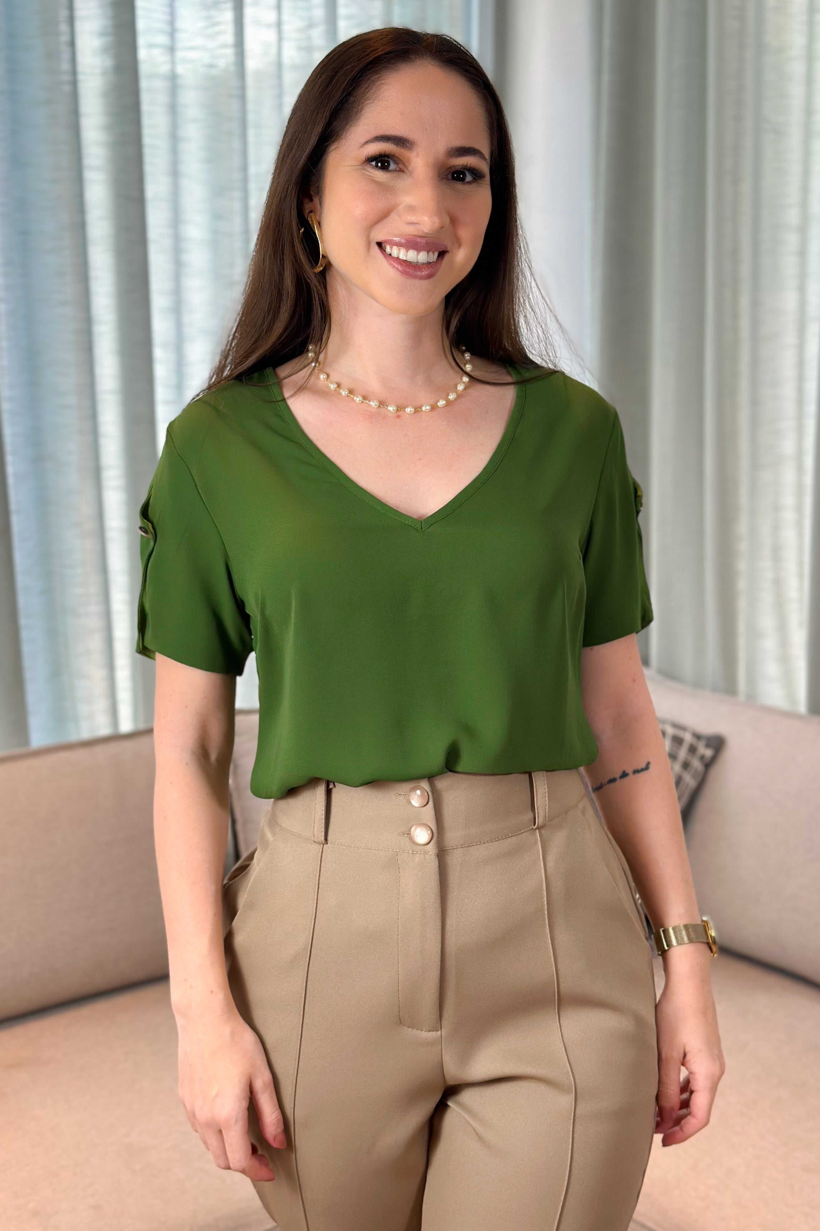 Blusa Manga Curta New Crepe Decote "V" Detalhe Botão Manga Nataly Verde