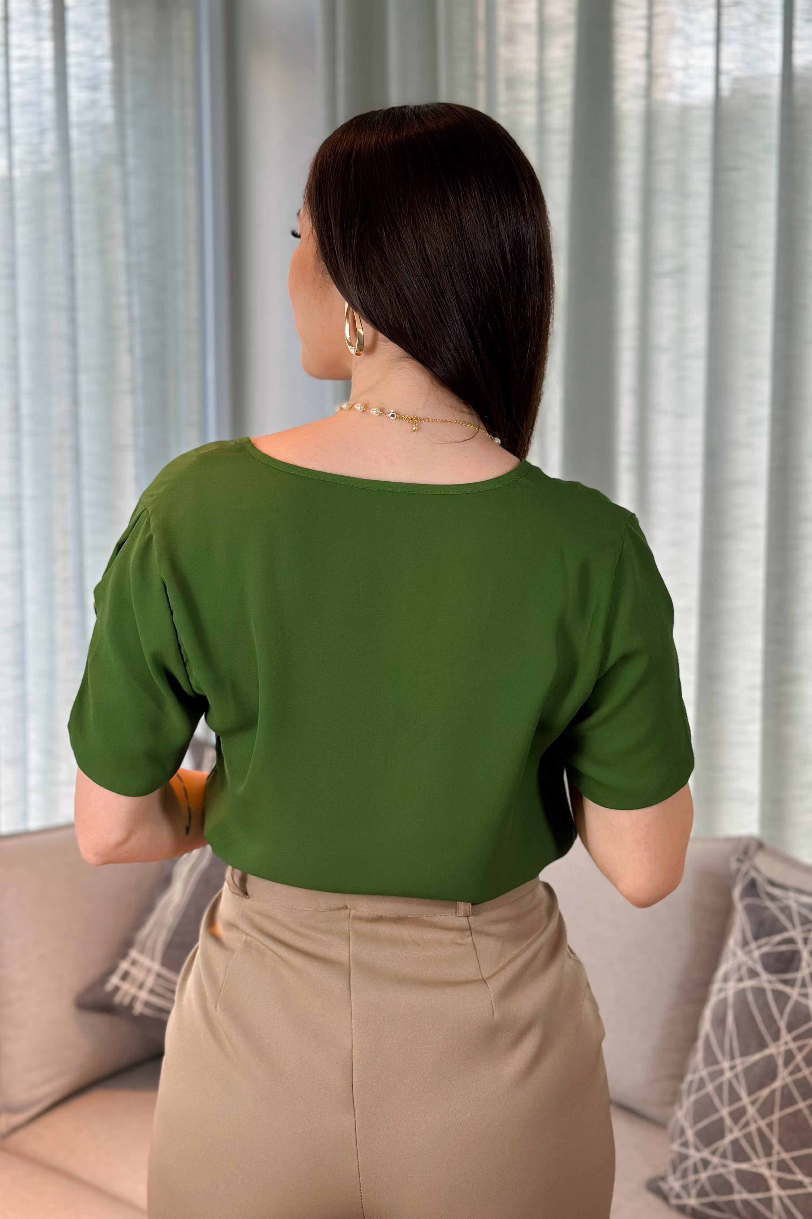 Blusa Manga Curta New Crepe Decote "V" Detalhe Botão Manga Nataly Verde