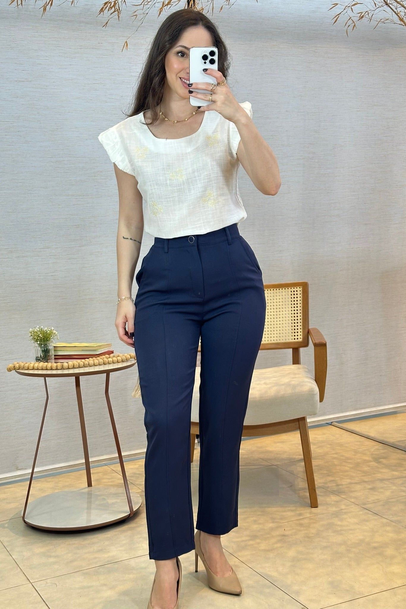 Conjunto: Blusa Manga Curta Em Algodão Textura Laise Michelle Branca + Calça Corte Reto Detalhe Friso Crepe Milano Eliana Bezerra Azul Marinho