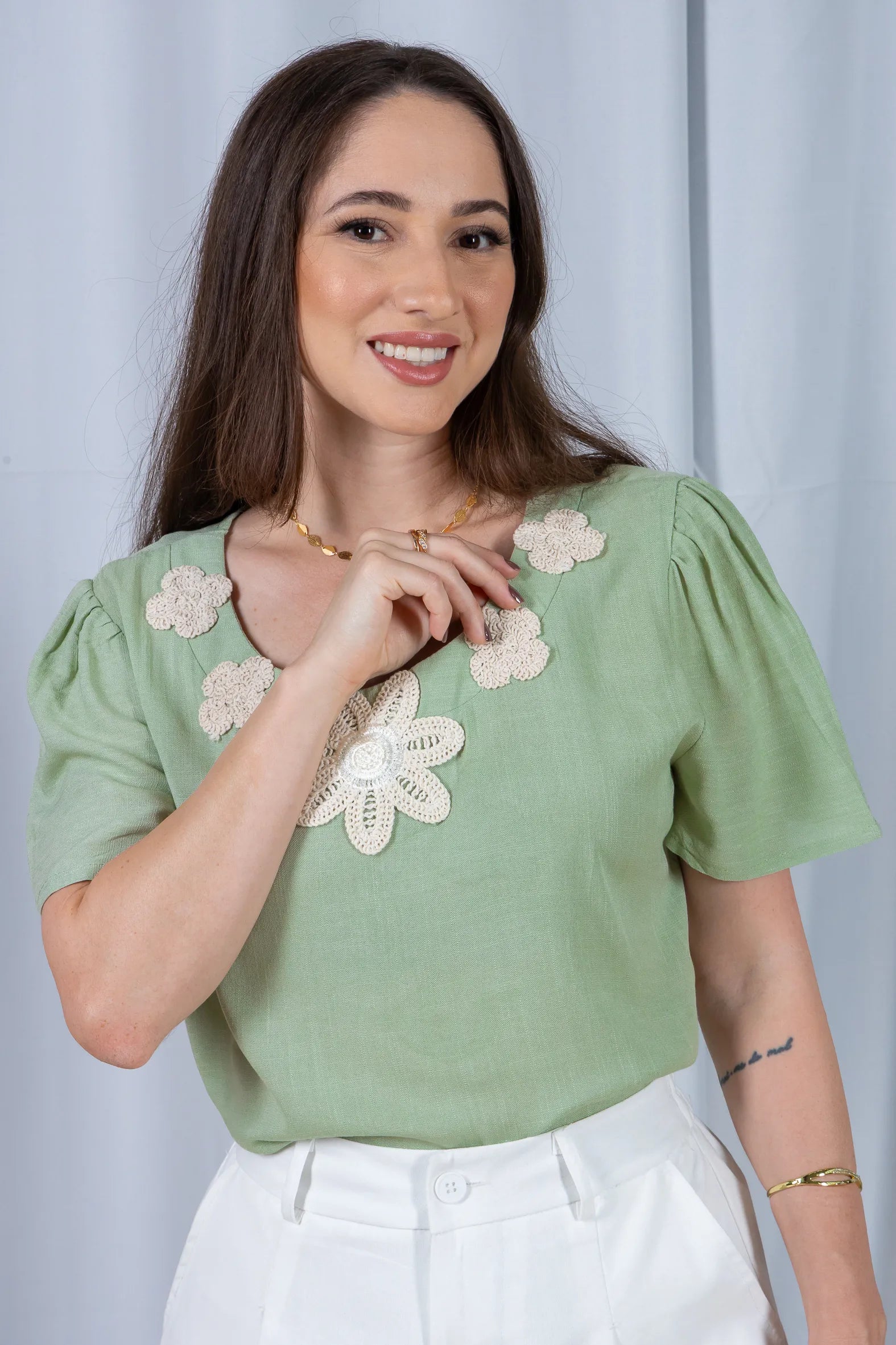 Blusa Manga Curta Colo Bordado Flores Visco Linho Elaine Verde