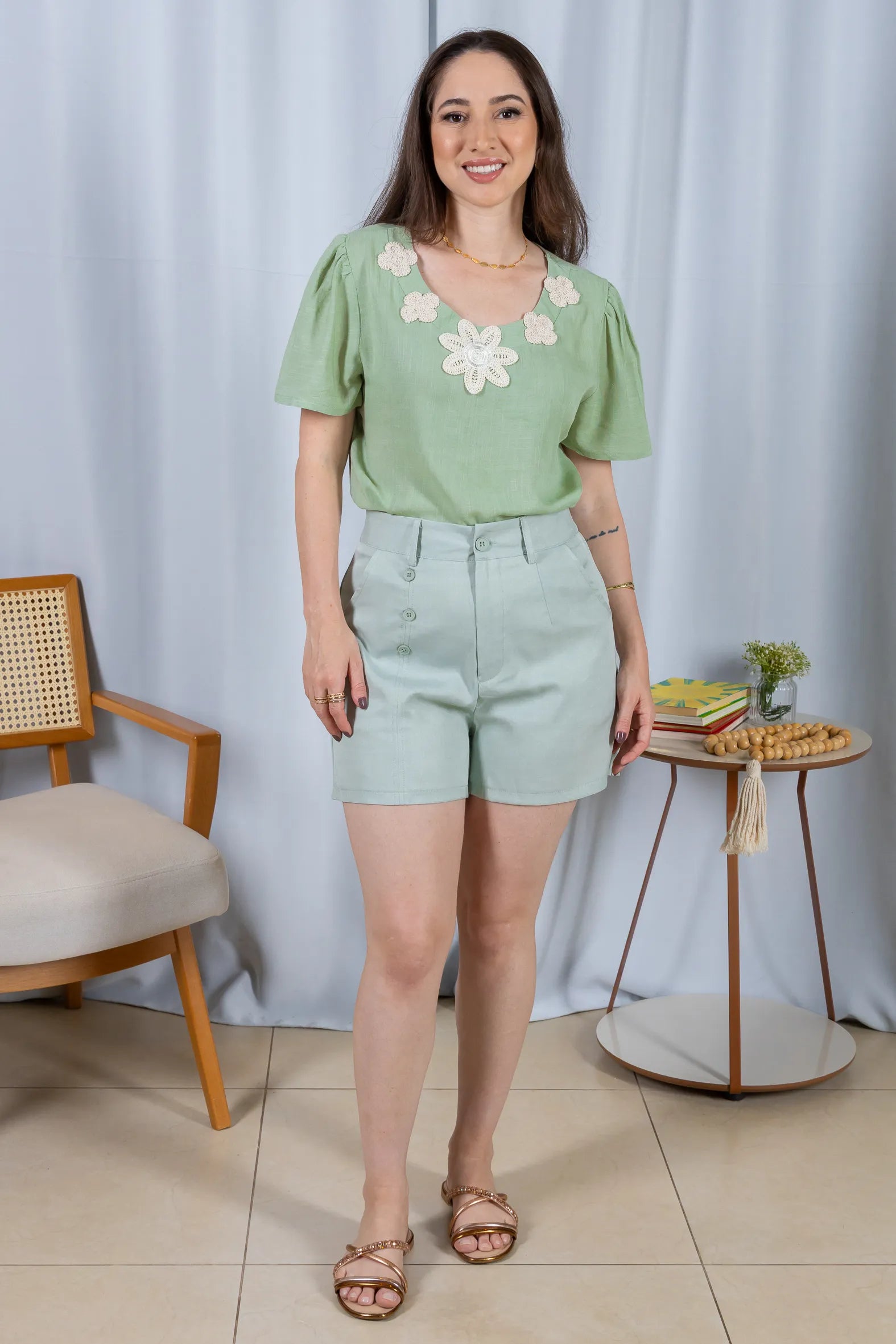 Bermuda Detalhes Botões Crepe Alfaiataria Débora Verde