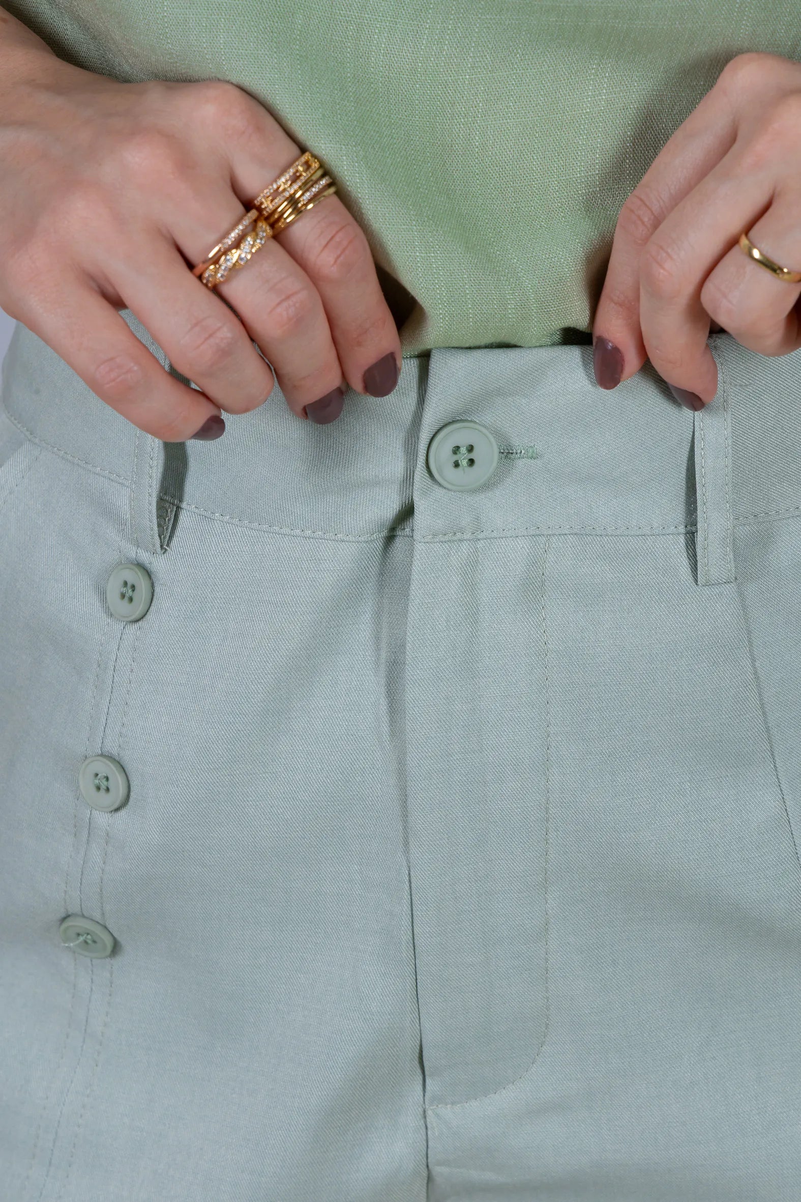 Bermuda Detalhes Botões Crepe Alfaiataria Débora Verde