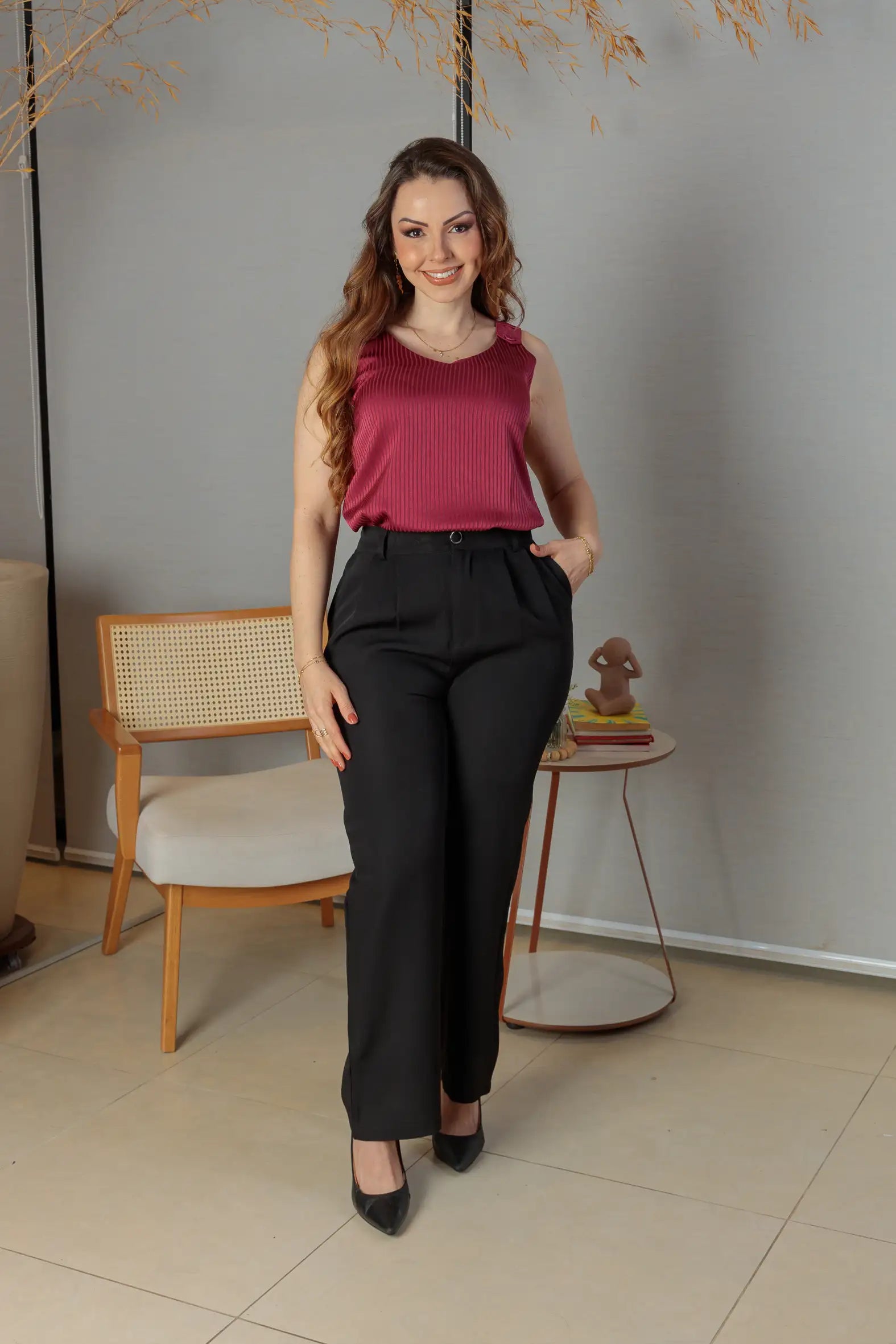 Blusa Regata Detalhe Alça Botão Crepe Acetinado Jade Marsala