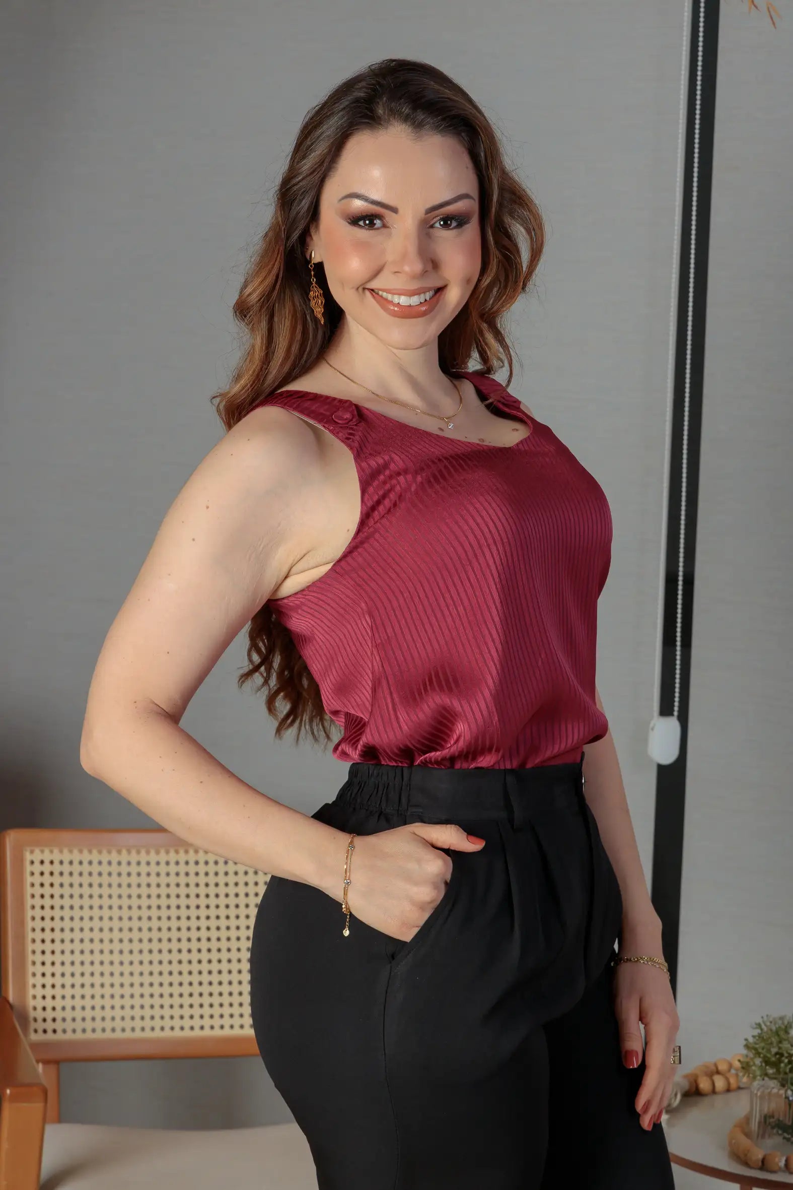 Blusa Regata Detalhe Alça Botão Crepe Acetinado Jade Marsala