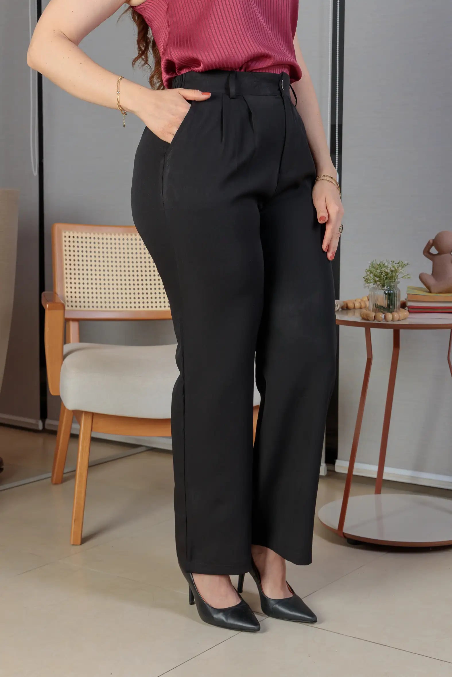 Calça Pantalona Crepe Milano Detalhe Botão Encapado Elena Preta